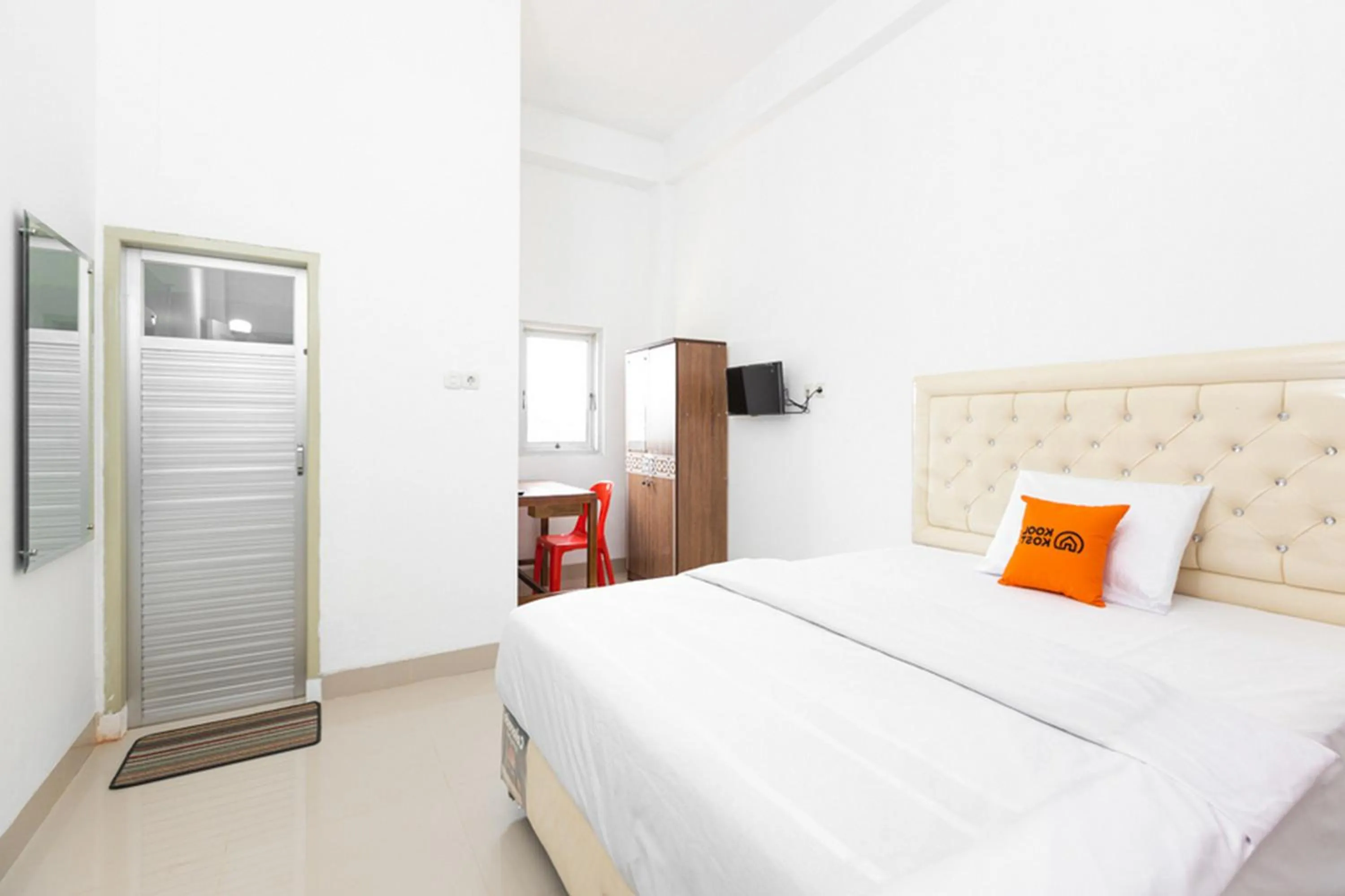 Bed in RedDoorz @ Losari Area 2