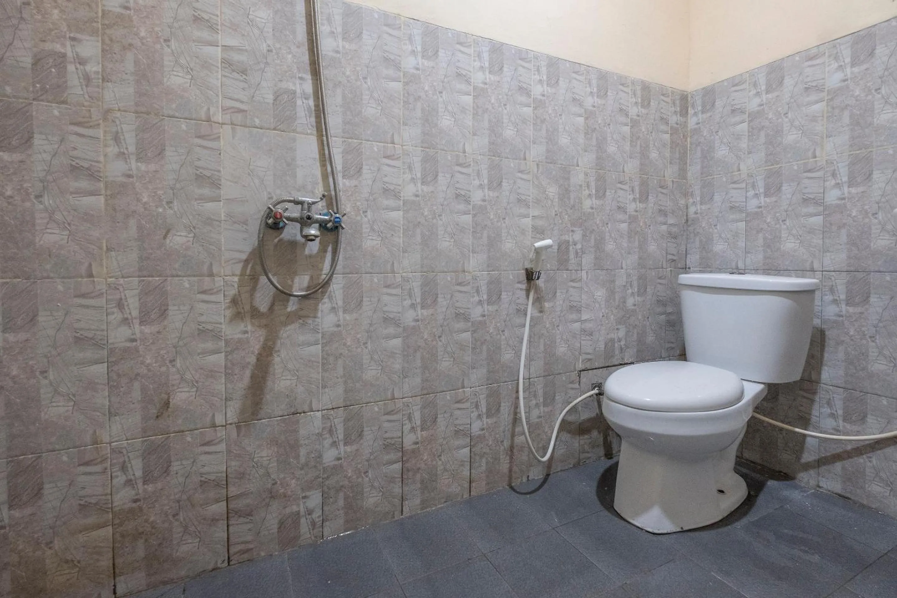 Bathroom in RedDoorz @ Losari Area 2