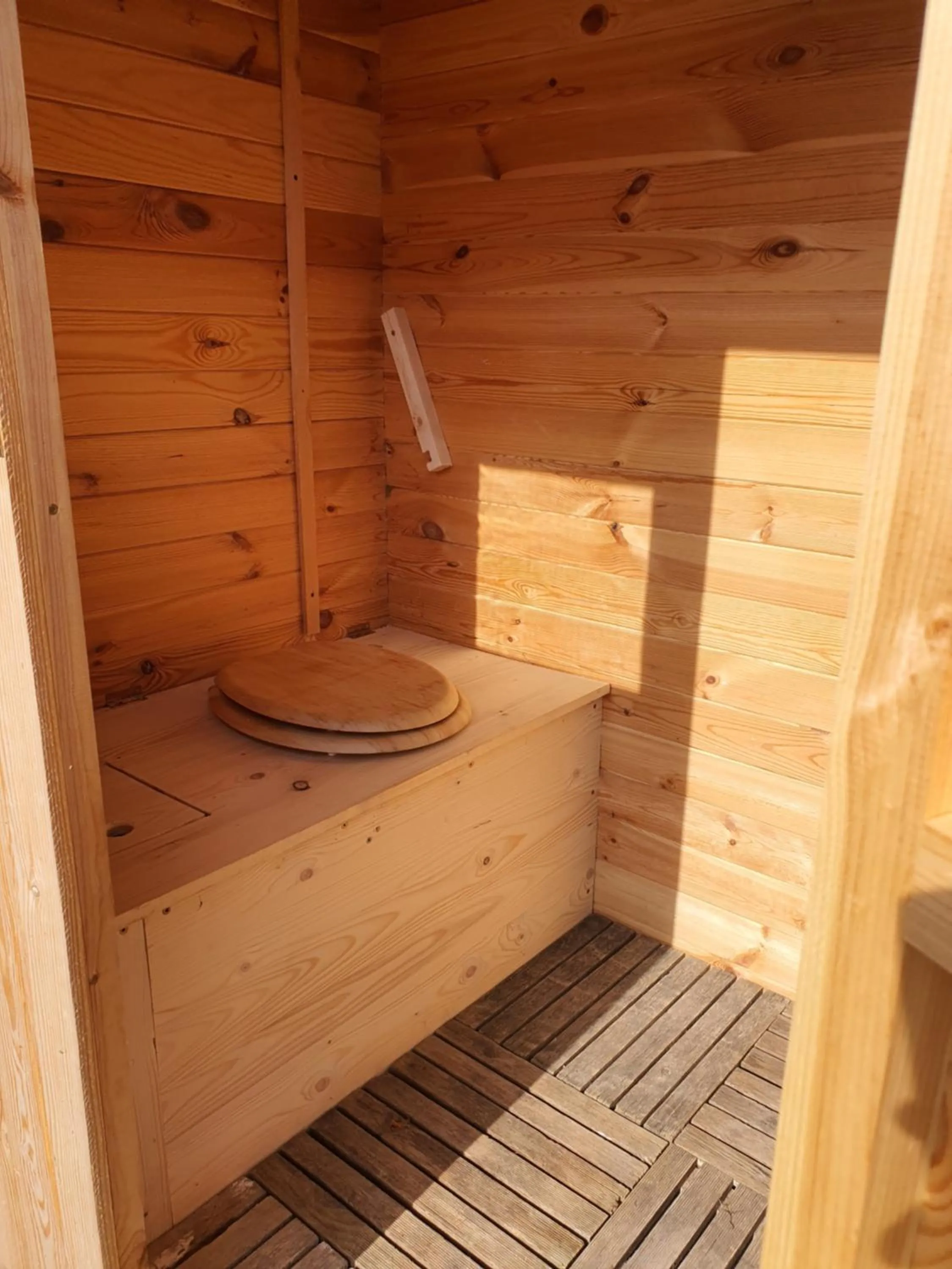 Toilet in Locations insolites "vie en plein air" cabane et tipi Bastide Bellugue maison d'hôtes reseau Bienvenue à la ferme à 3 mn de lourmarin