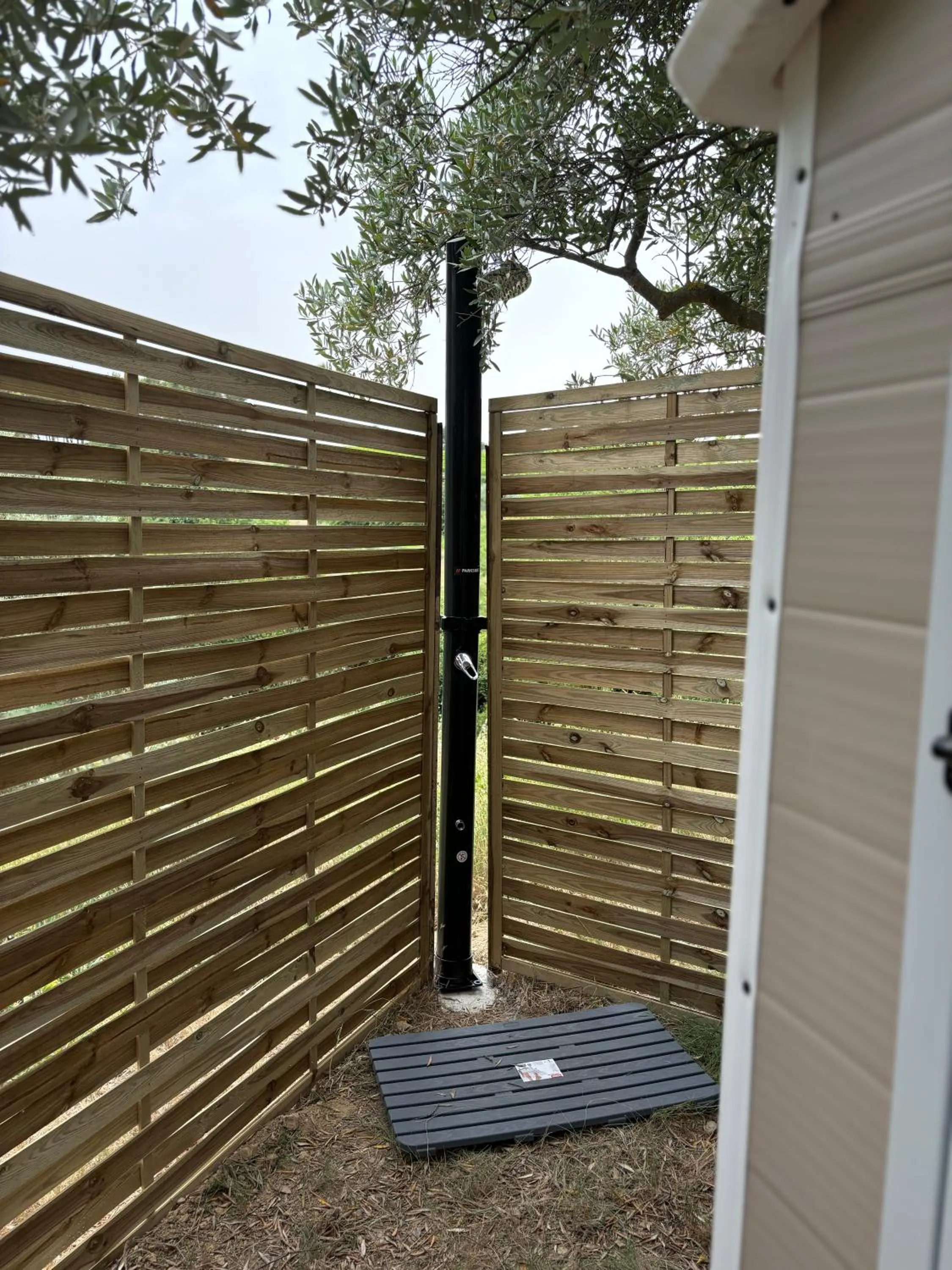 Locations insolites "vie en plein air" cabane et tipi Bastide Bellugue maison d'hôtes reseau Bienvenue à la ferme à 3 mn de lourmarin