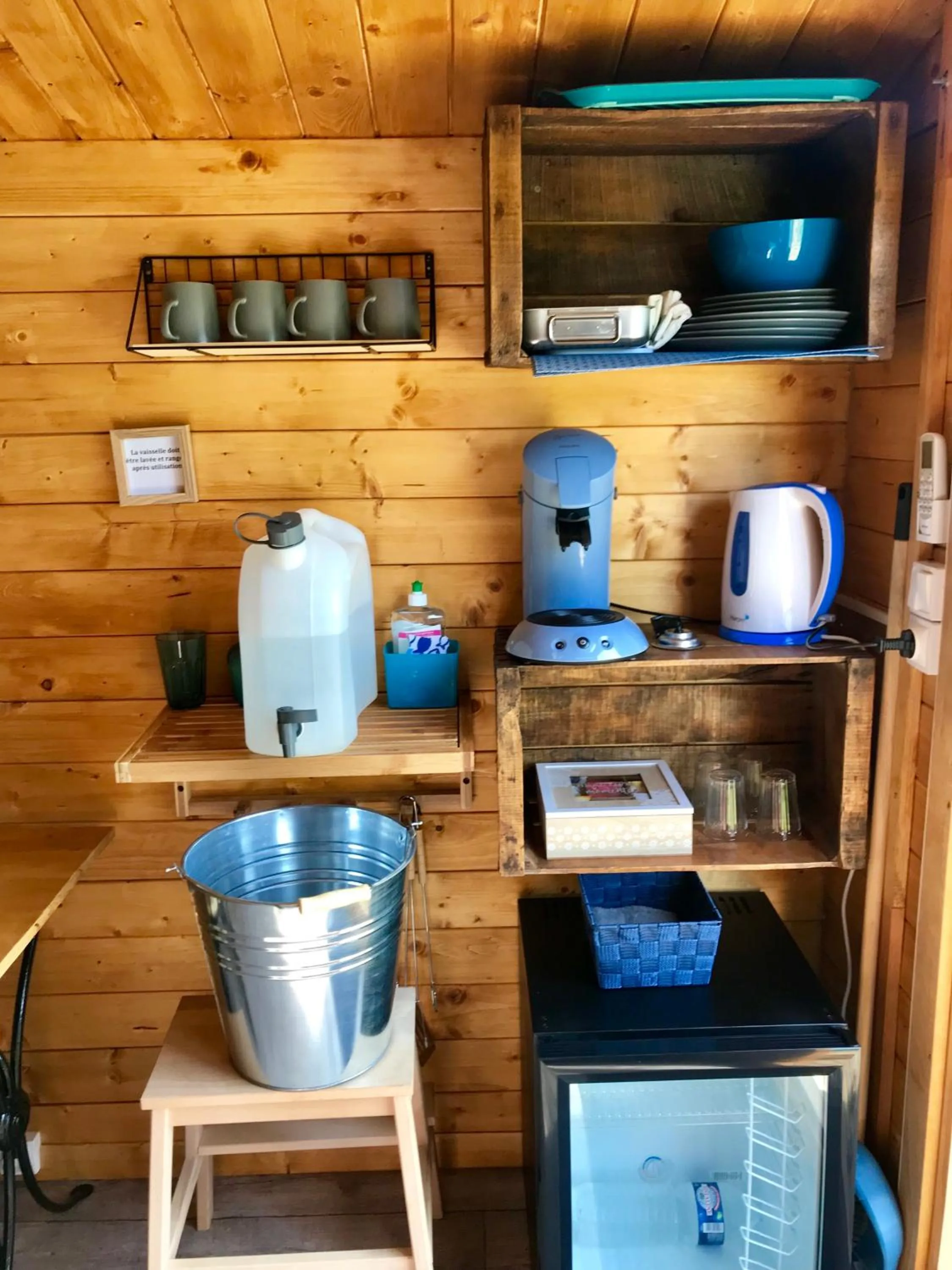 Coffee/tea facilities in Locations insolites "vie en plein air" cabane et tipi Bastide Bellugue maison d'hôtes reseau Bienvenue à la ferme à 3 mn de lourmarin