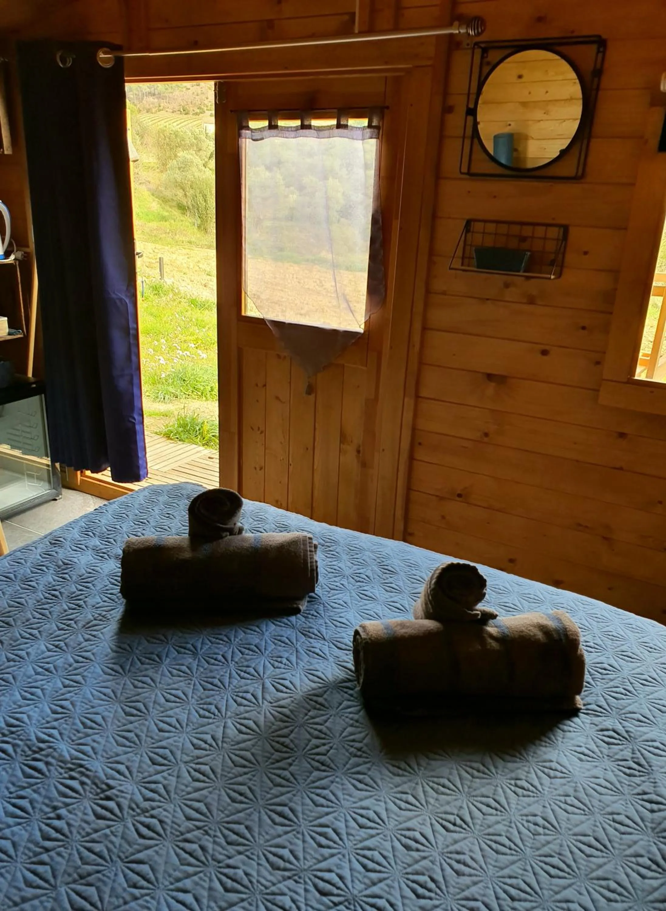 Locations insolites "vie en plein air" cabane et tipi Bastide Bellugue maison d'hôtes reseau Bienvenue à la ferme à 3 mn de lourmarin