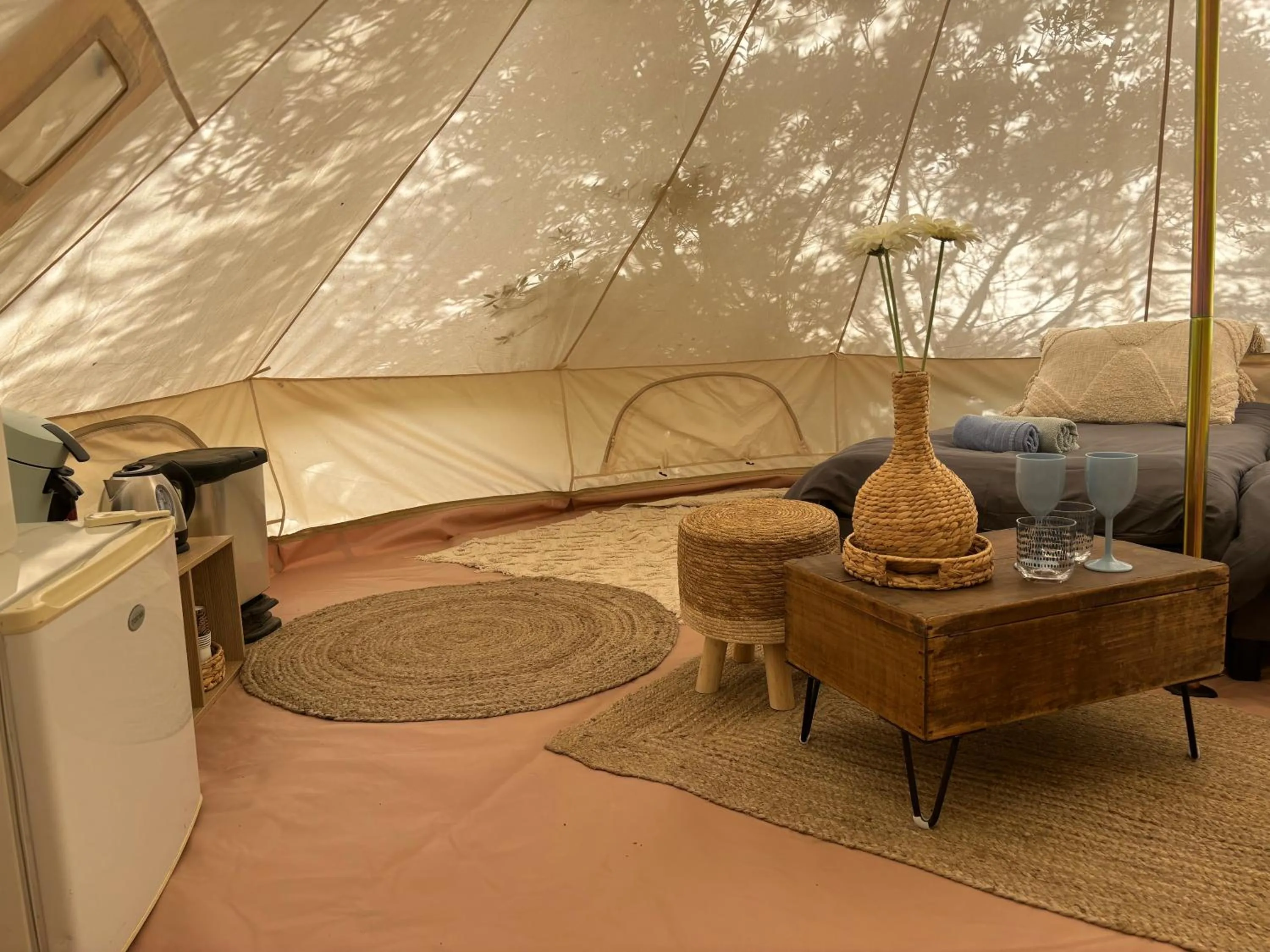 Locations insolites "vie en plein air" cabane et tipi Bastide Bellugue maison d'hôtes reseau Bienvenue à la ferme à 3 mn de lourmarin