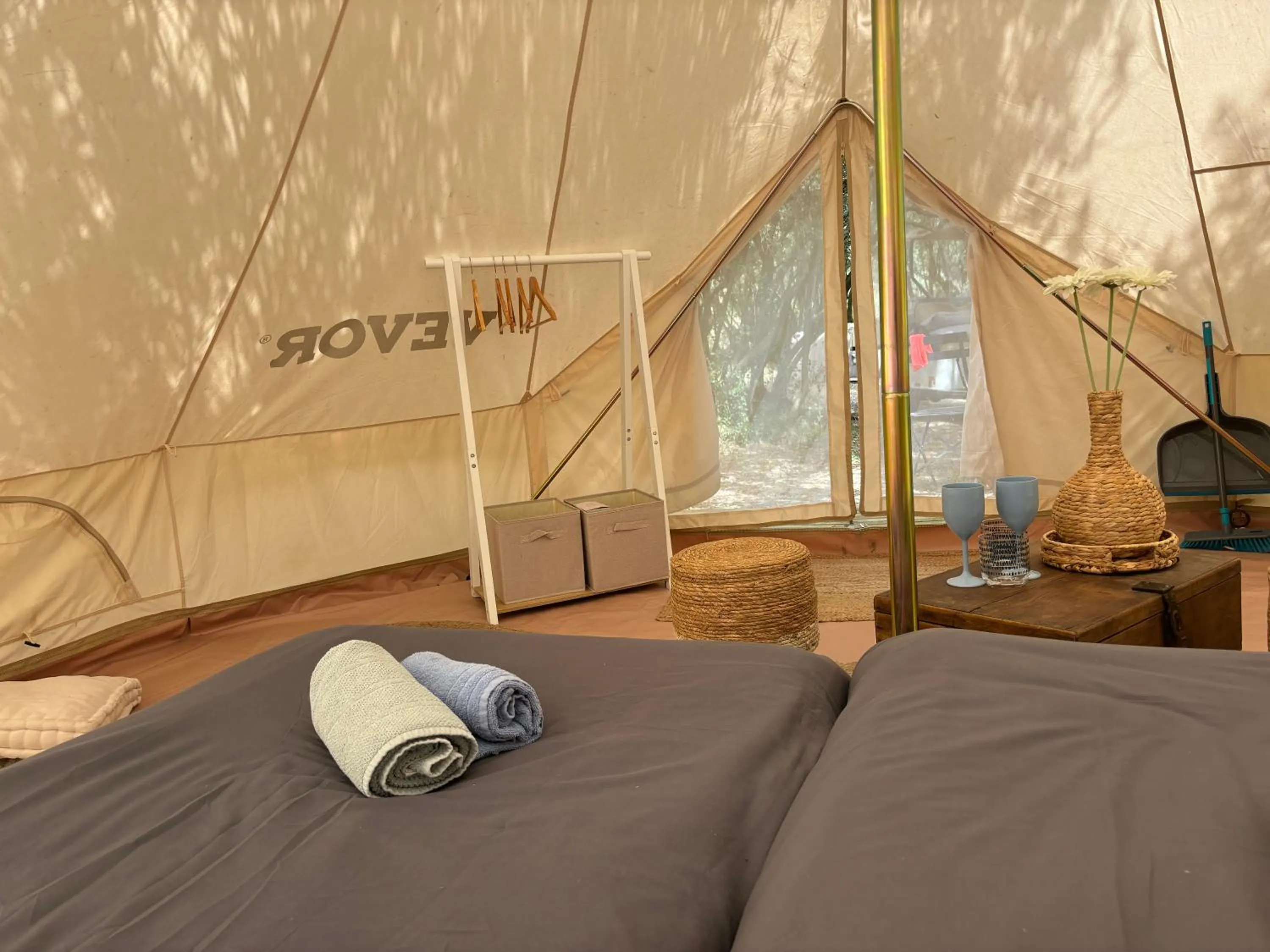 Locations insolites "vie en plein air" cabane et tipi Bastide Bellugue maison d'hôtes reseau Bienvenue à la ferme à 3 mn de lourmarin