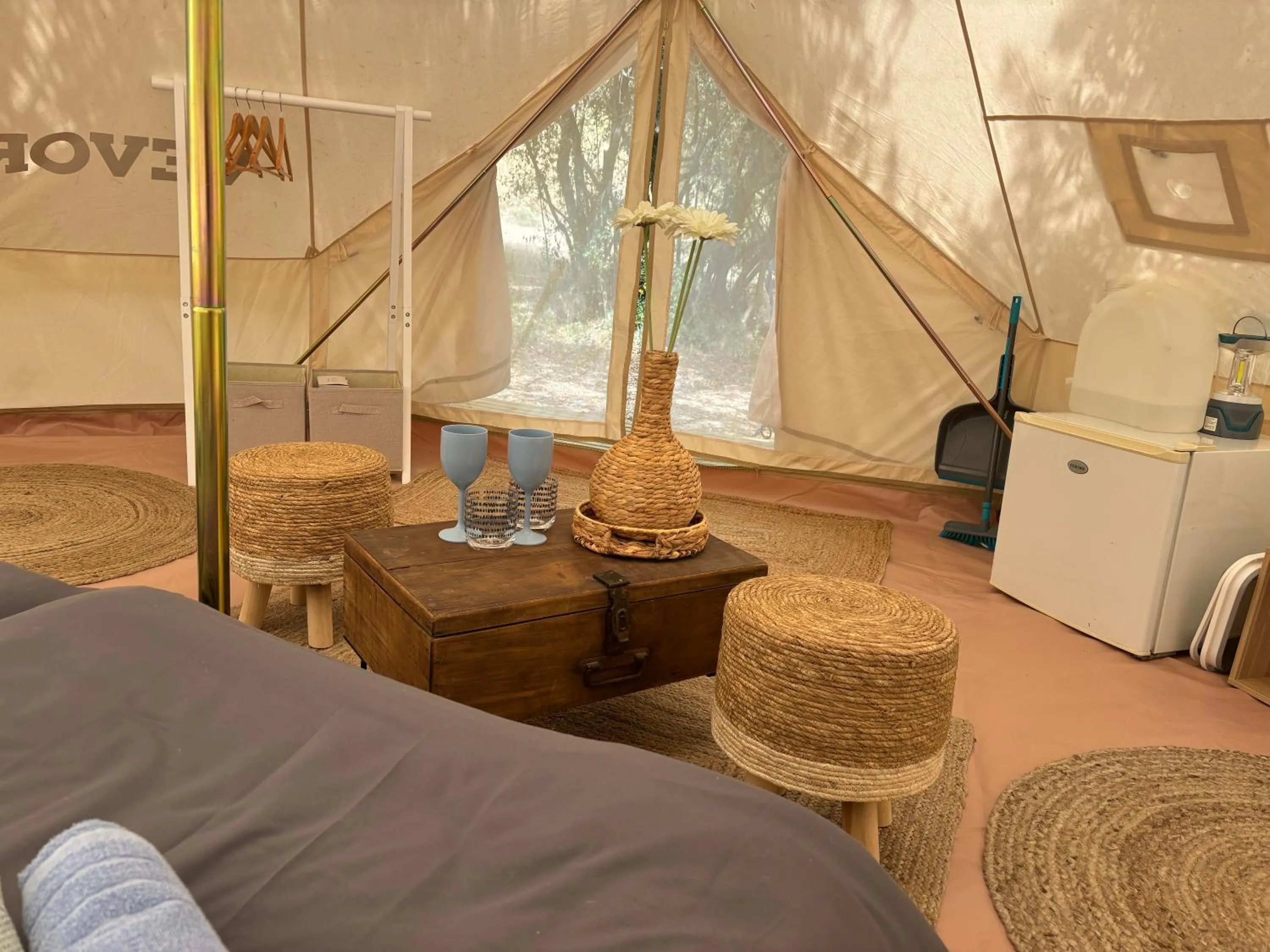 Locations insolites "vie en plein air" cabane et tipi Bastide Bellugue maison d'hôtes reseau Bienvenue à la ferme à 3 mn de lourmarin