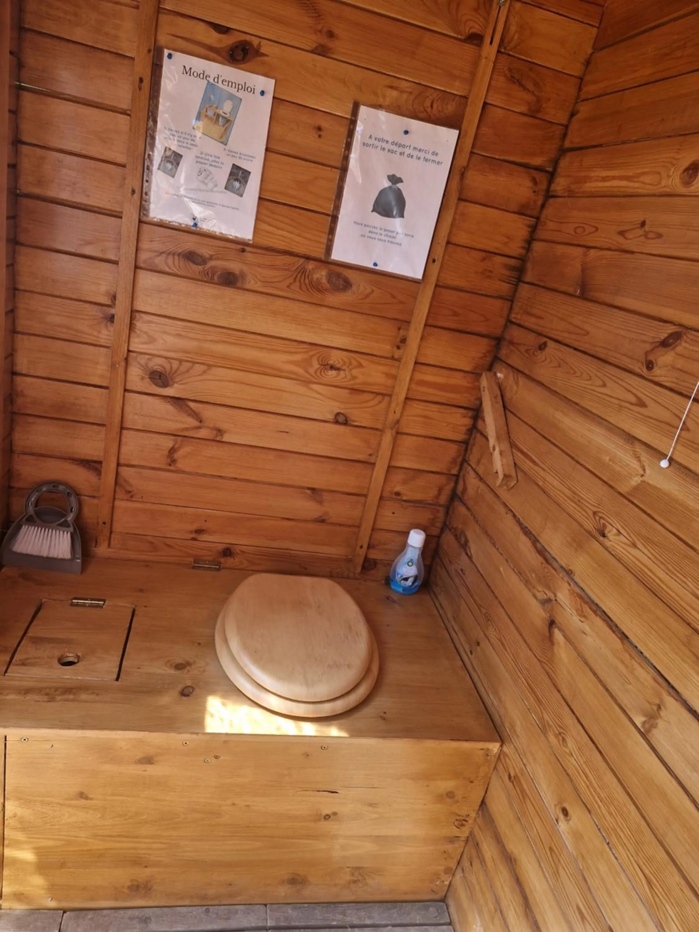 Toilet in Locations insolites "vie en plein air" cabane et tipi Bastide Bellugue maison d'hôtes reseau Bienvenue à la ferme à 3 mn de lourmarin