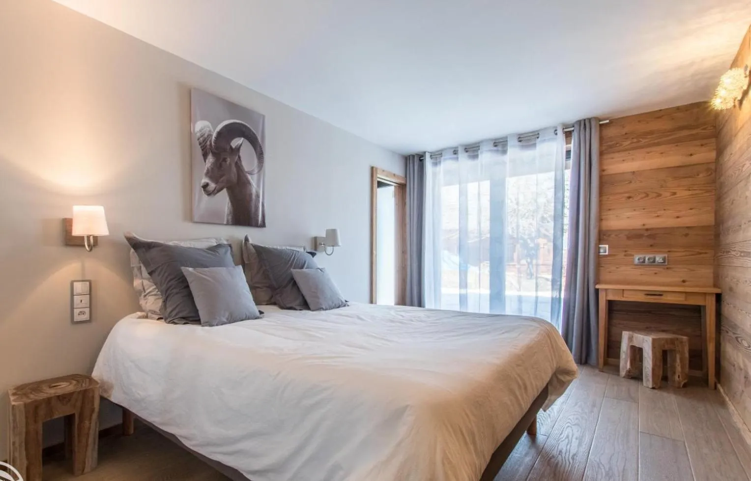 Photo of the whole room, Bed in chalet des grands bois