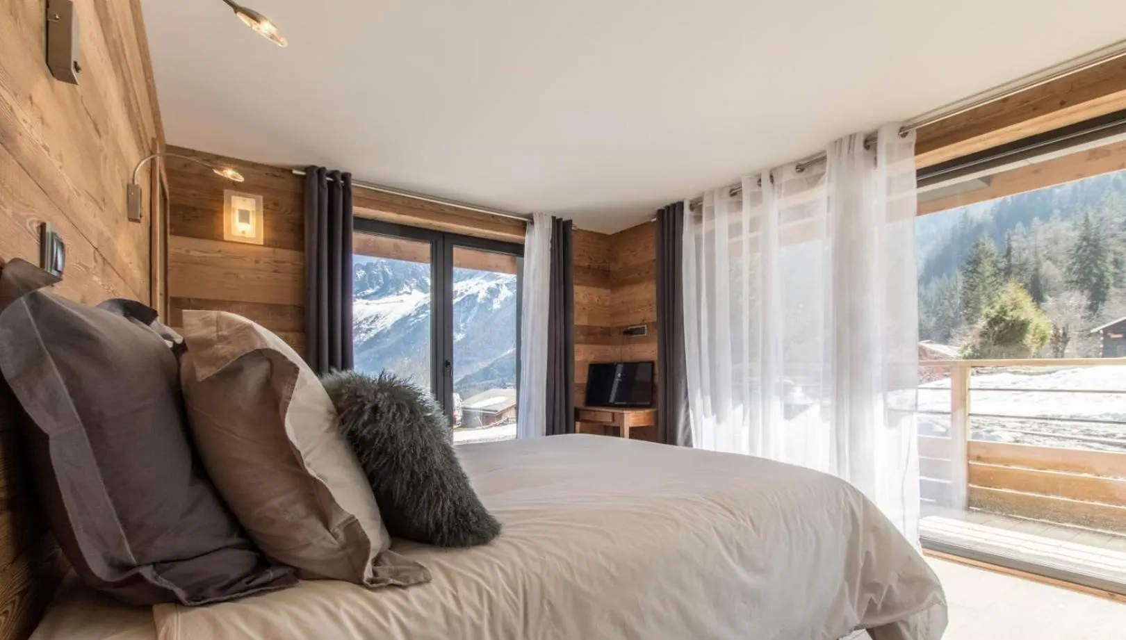 Photo of the whole room, Bed in chalet des grands bois