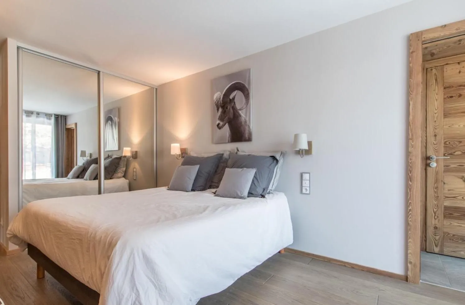 Photo of the whole room, Bed in chalet des grands bois