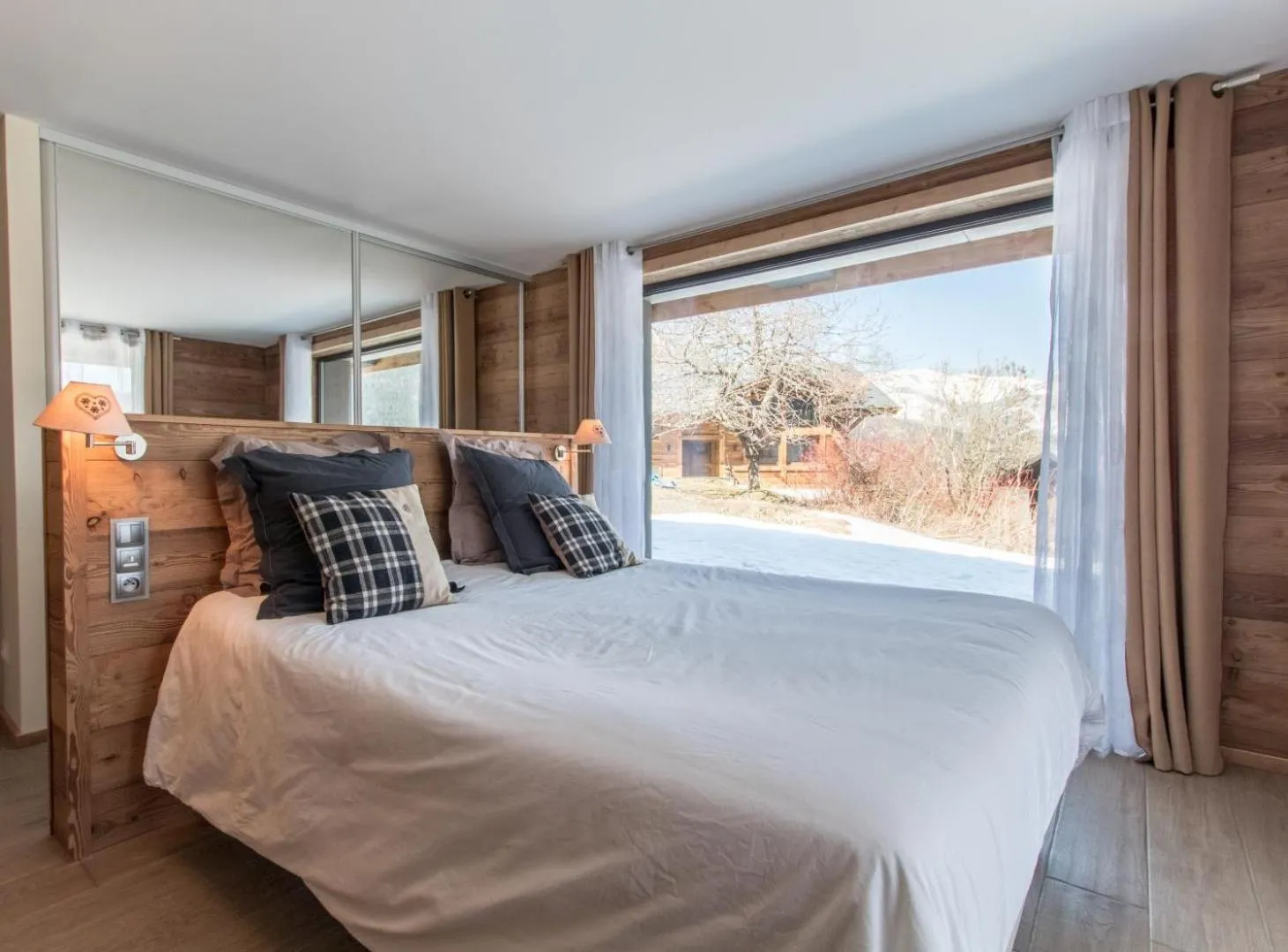 Photo of the whole room, Bed in chalet des grands bois