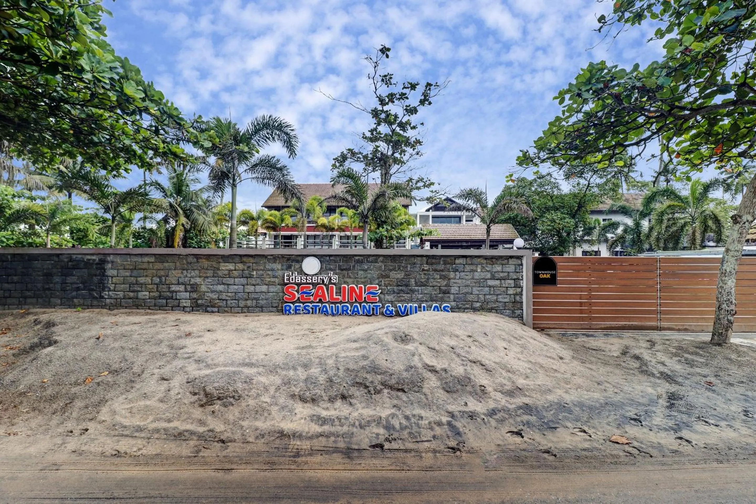 Facade/entrance in Super OAK Edassery's Sealine Villa Stay