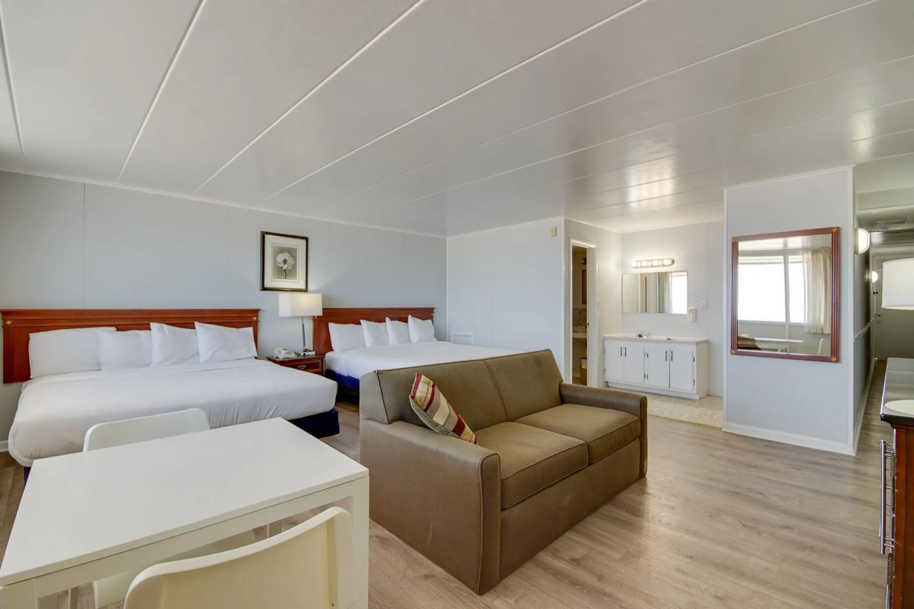 Photo of the whole room, Bed in Rideau Oceanfront Motel