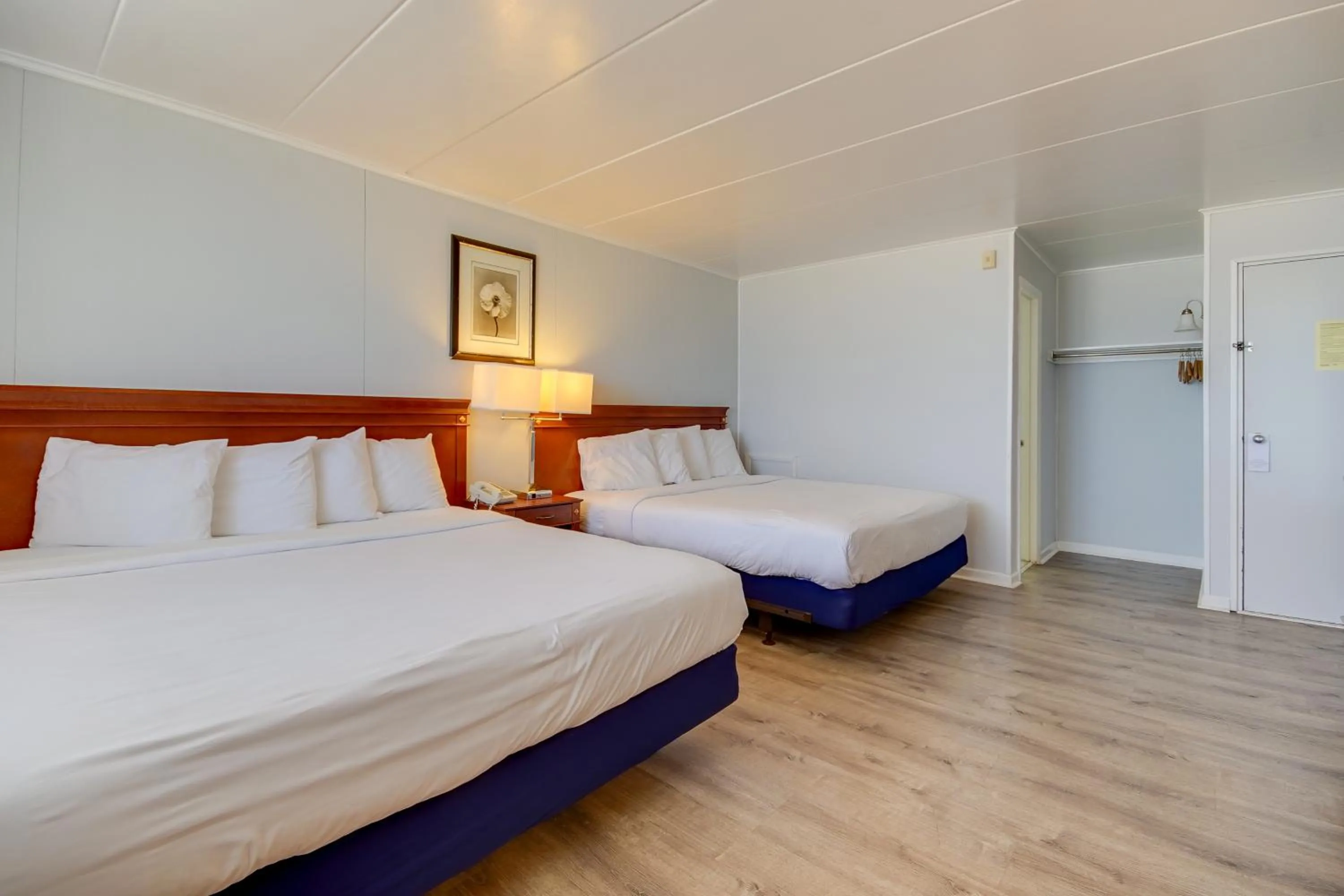 Bedroom, Bed in Rideau Oceanfront Motel