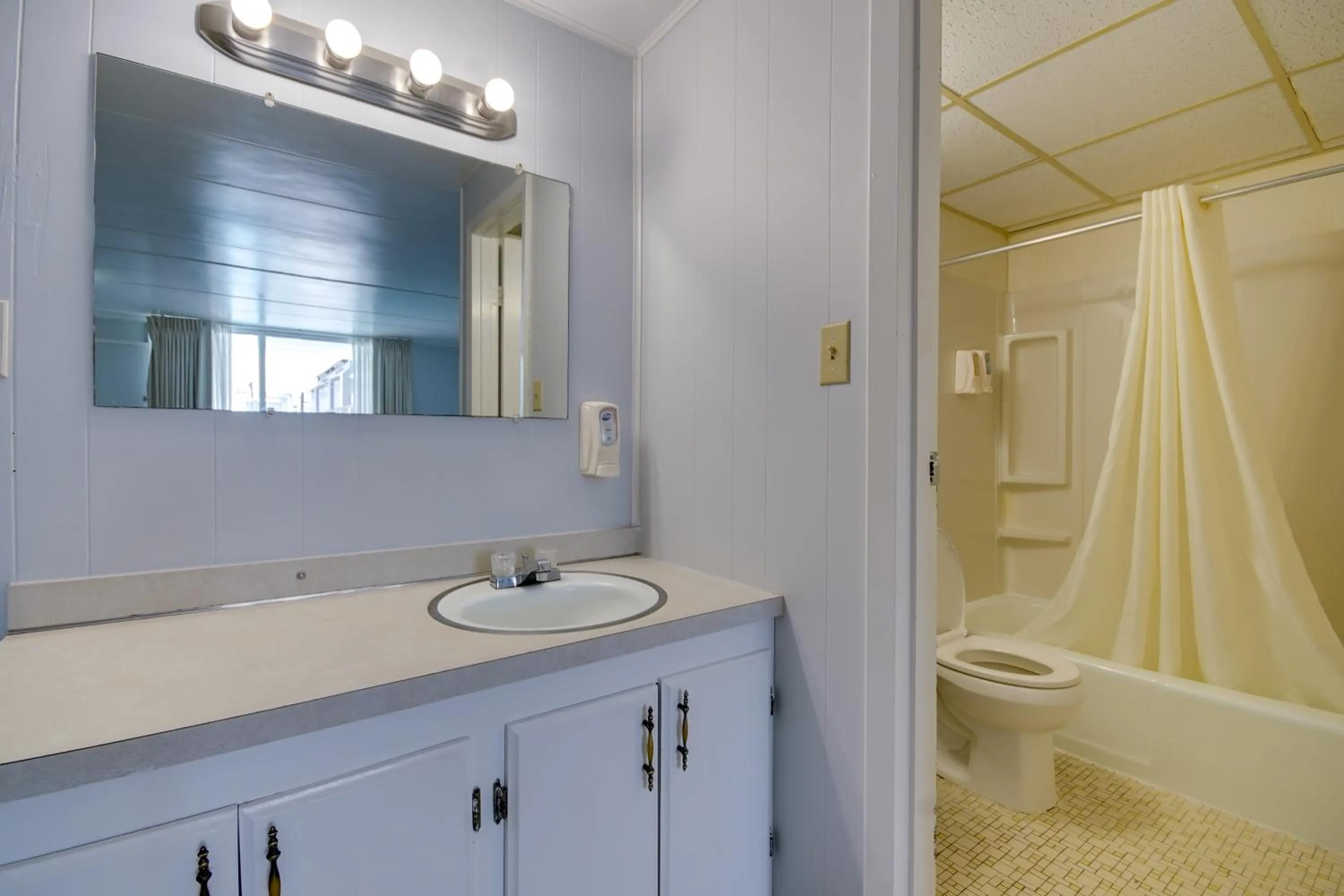 Bathroom in Rideau Oceanfront Motel