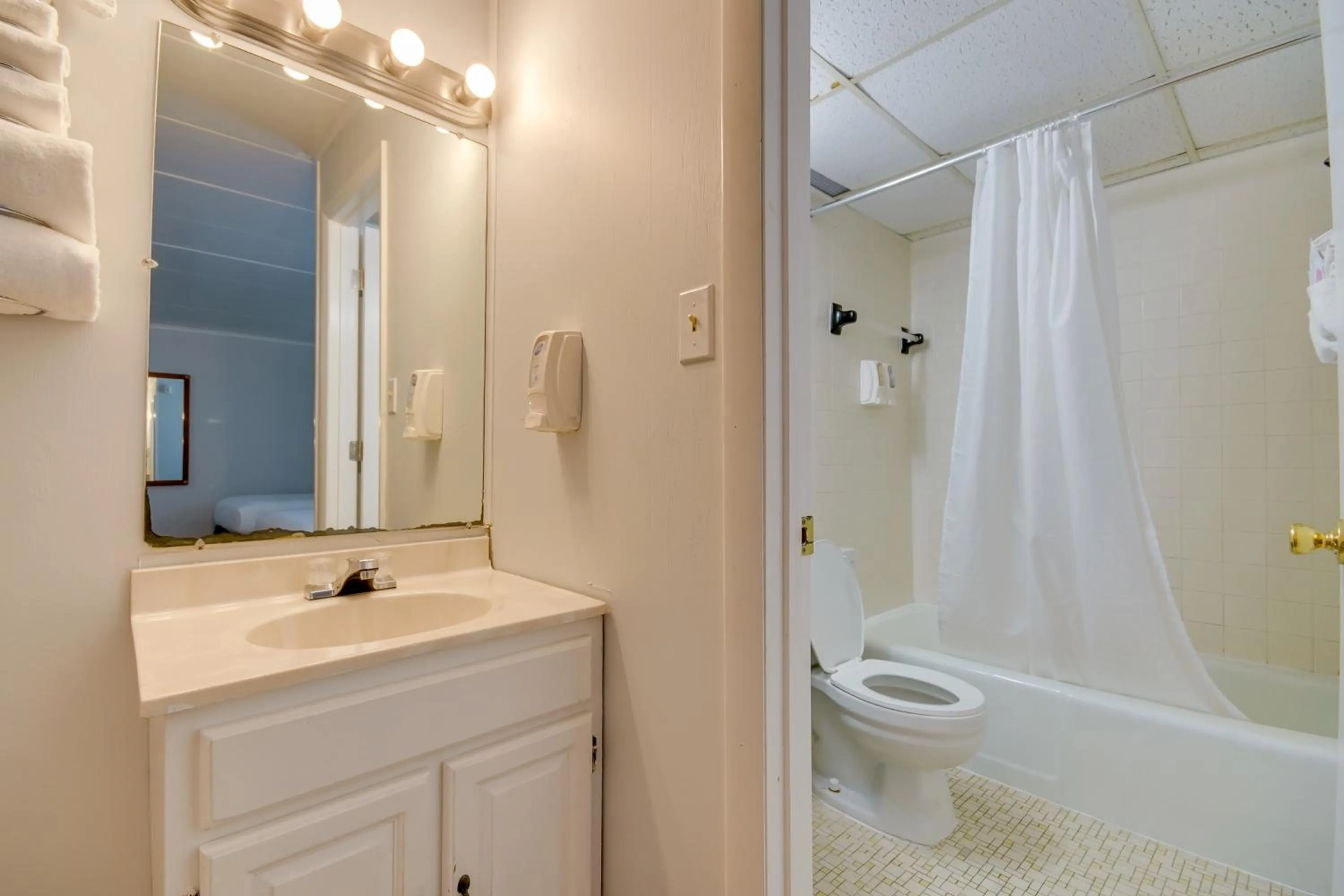 Bathroom in Rideau Oceanfront Motel
