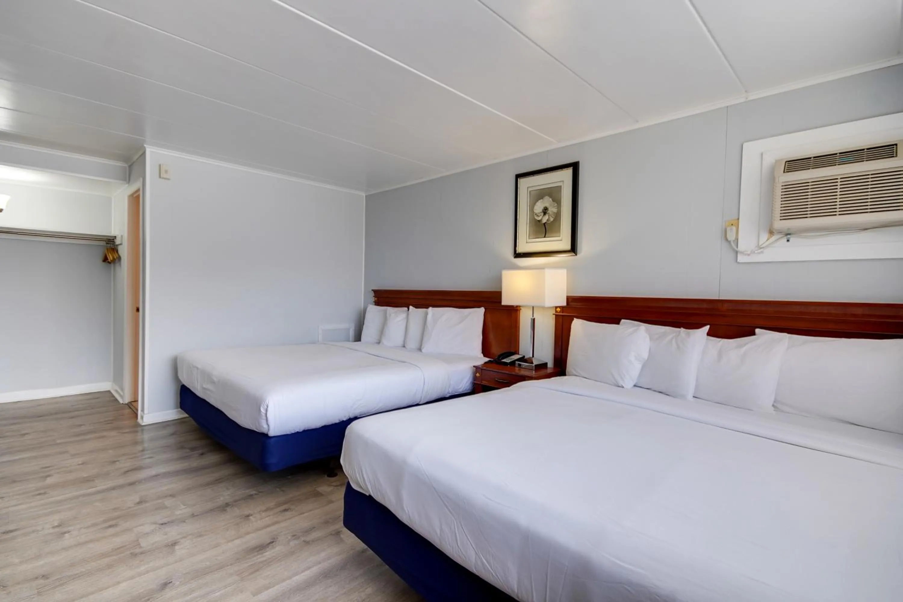 Photo of the whole room, Bed in Rideau Oceanfront Motel