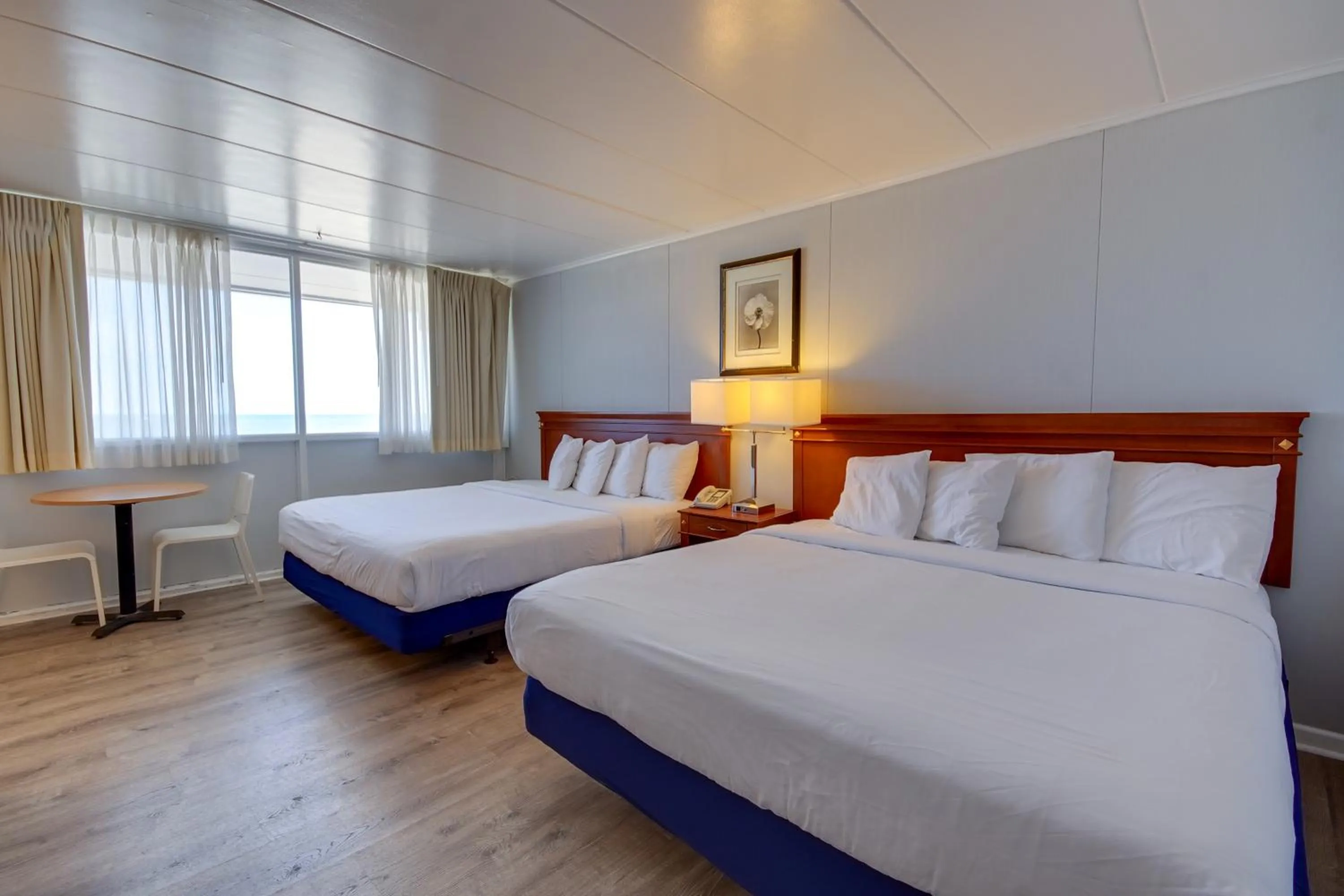 Photo of the whole room, Bed in Rideau Oceanfront Motel