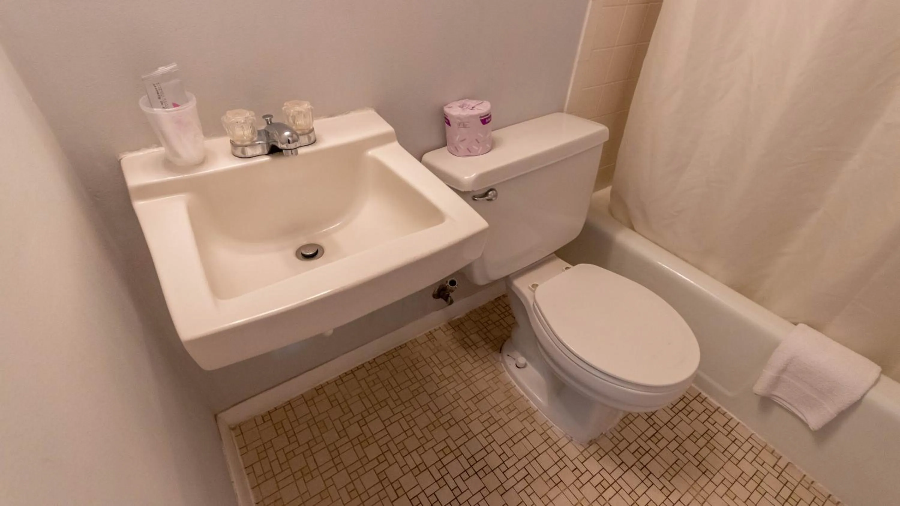 Bathroom in Rideau Oceanfront Motel