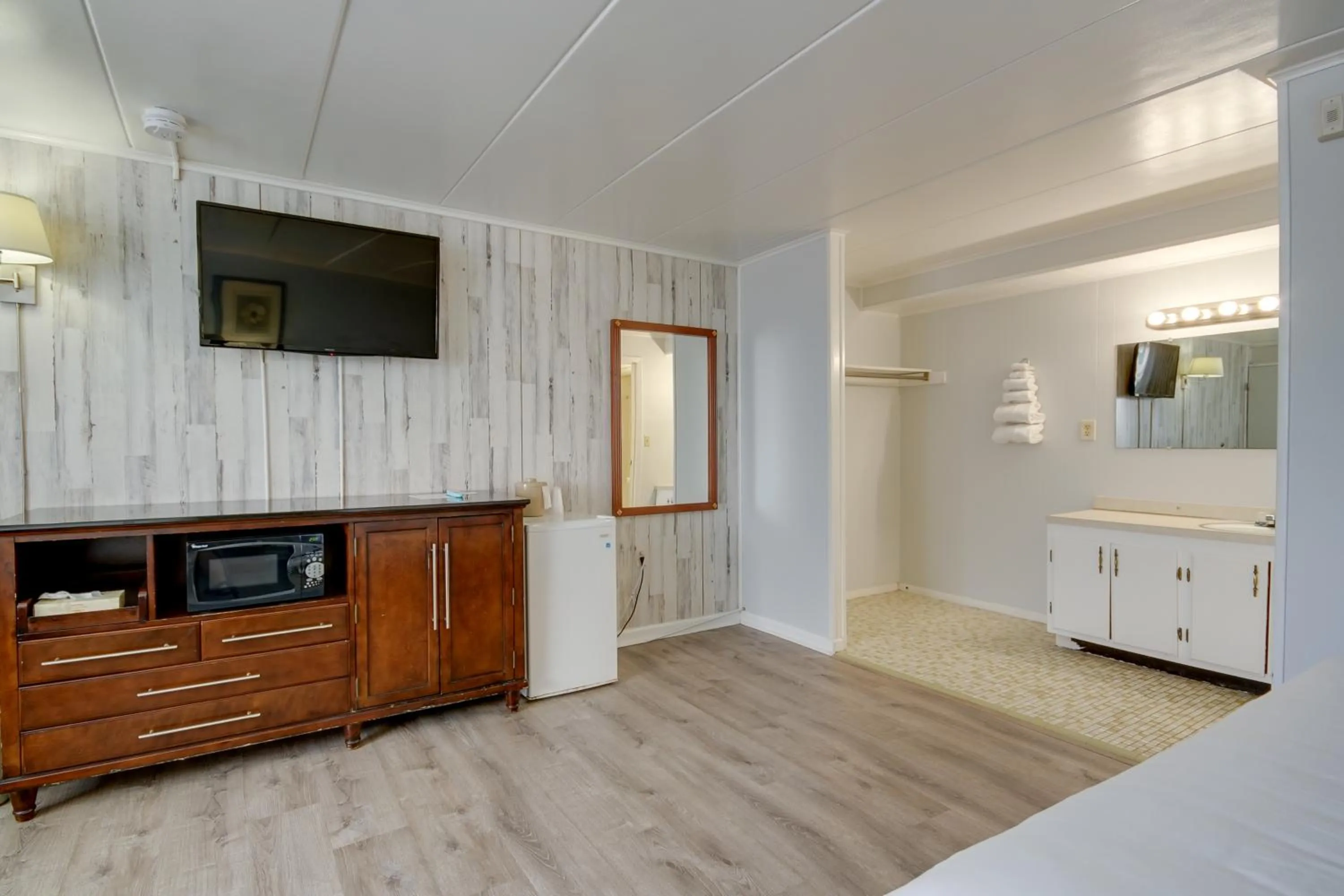 TV and multimedia, Bed in Rideau Oceanfront Motel