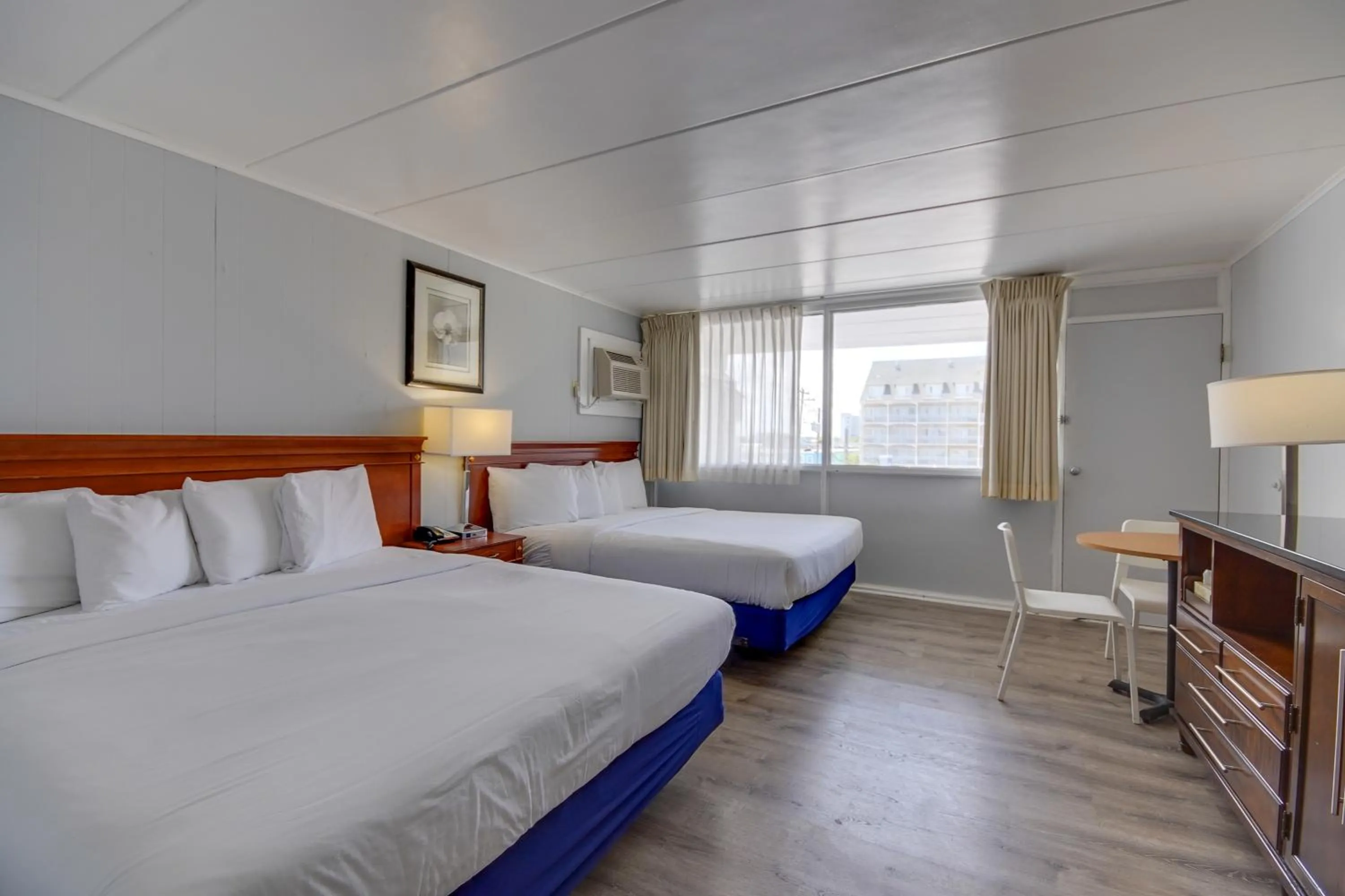 Photo of the whole room, Bed in Rideau Oceanfront Motel