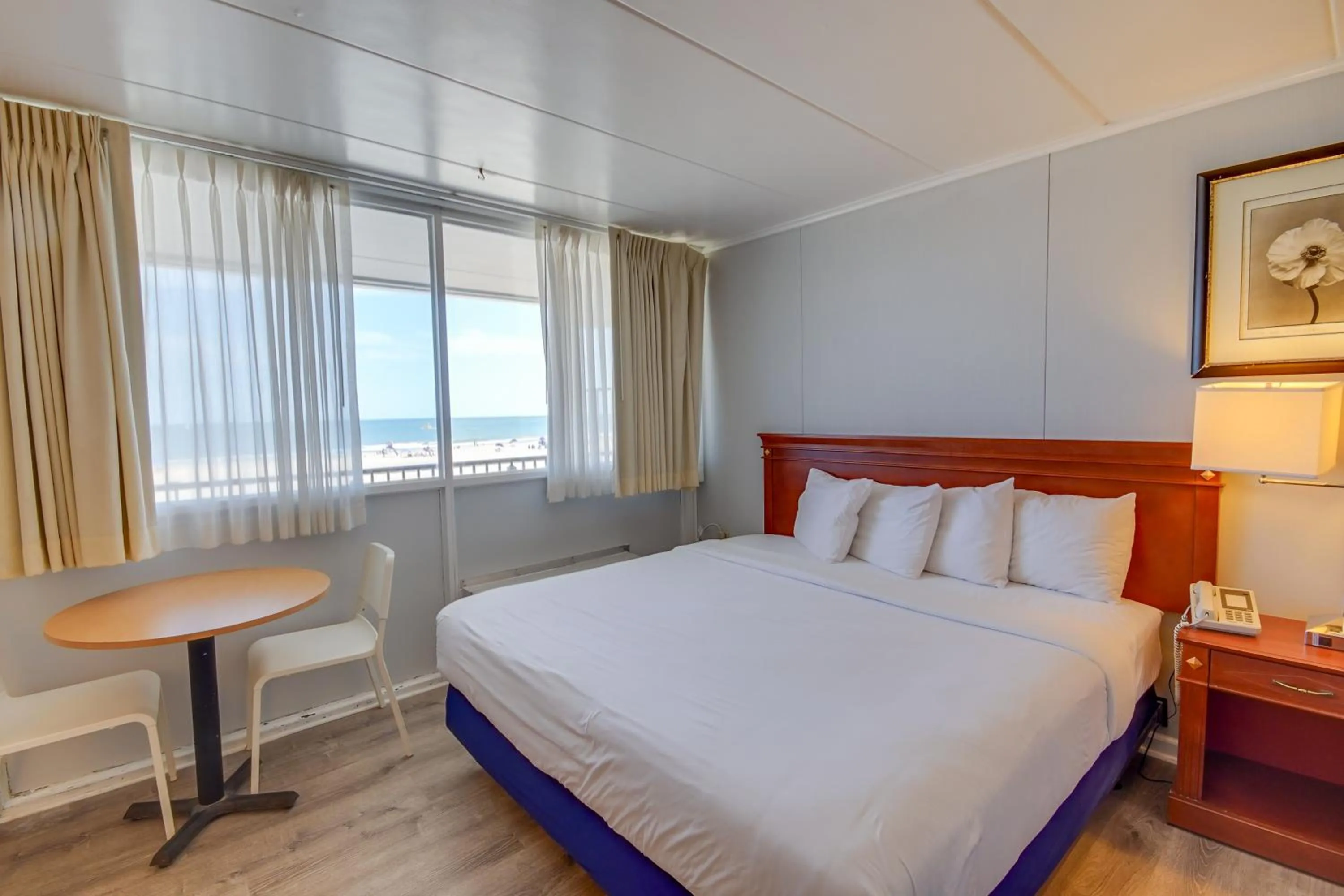 Bedroom, Bed in Rideau Oceanfront Motel