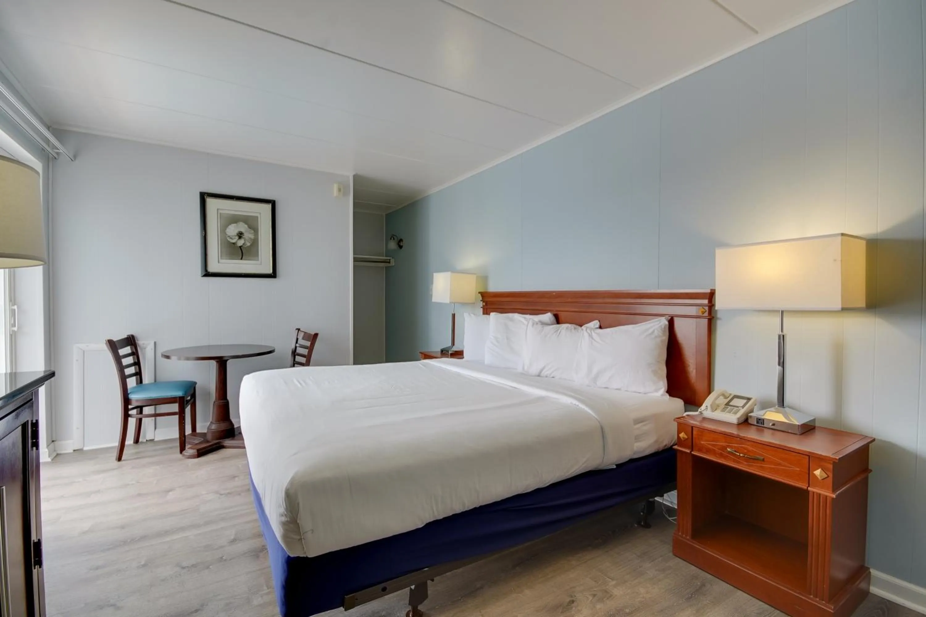 Bedroom, Bed in Rideau Oceanfront Motel