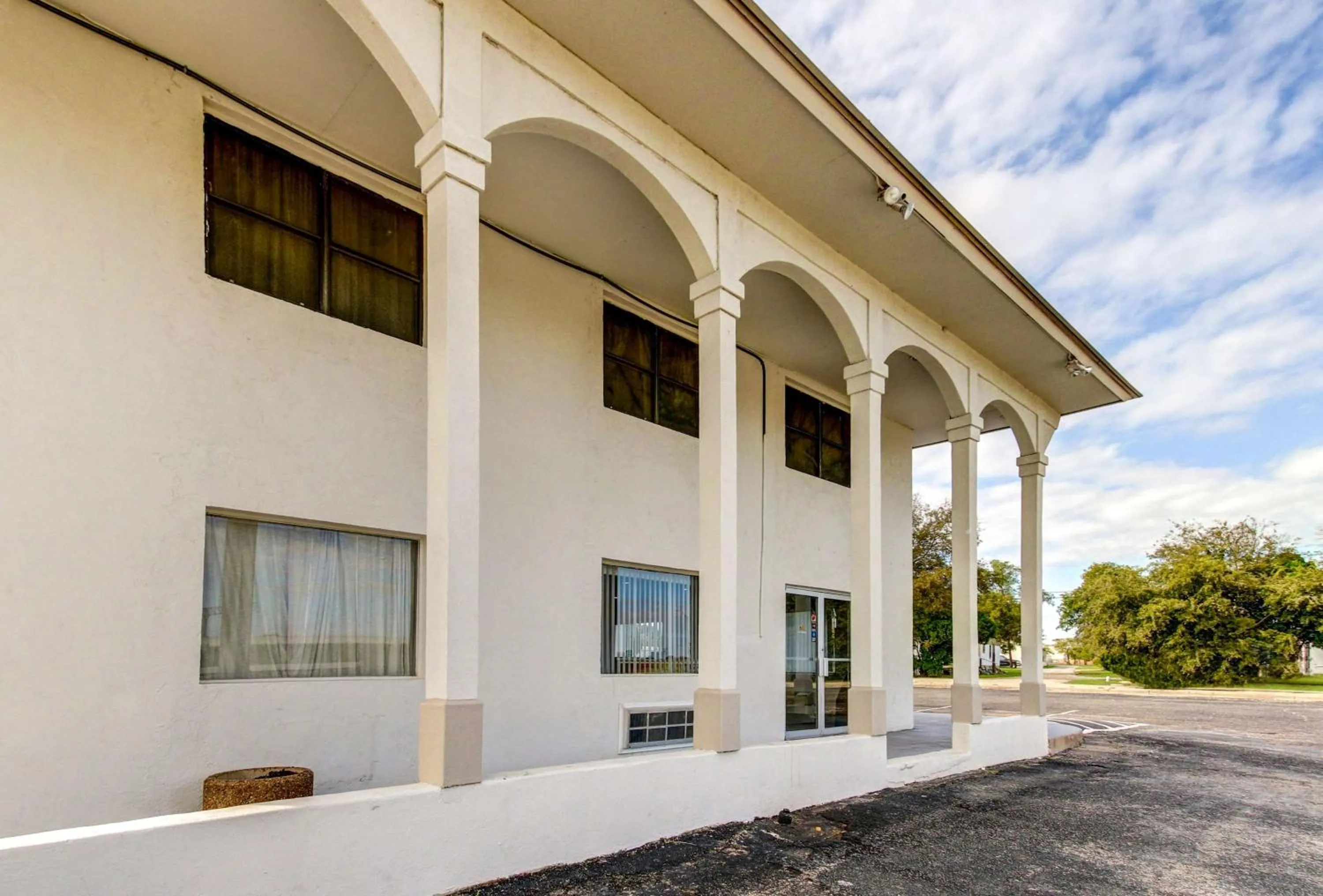 Property building in Motel 6 Waco - Lacy Lakeview