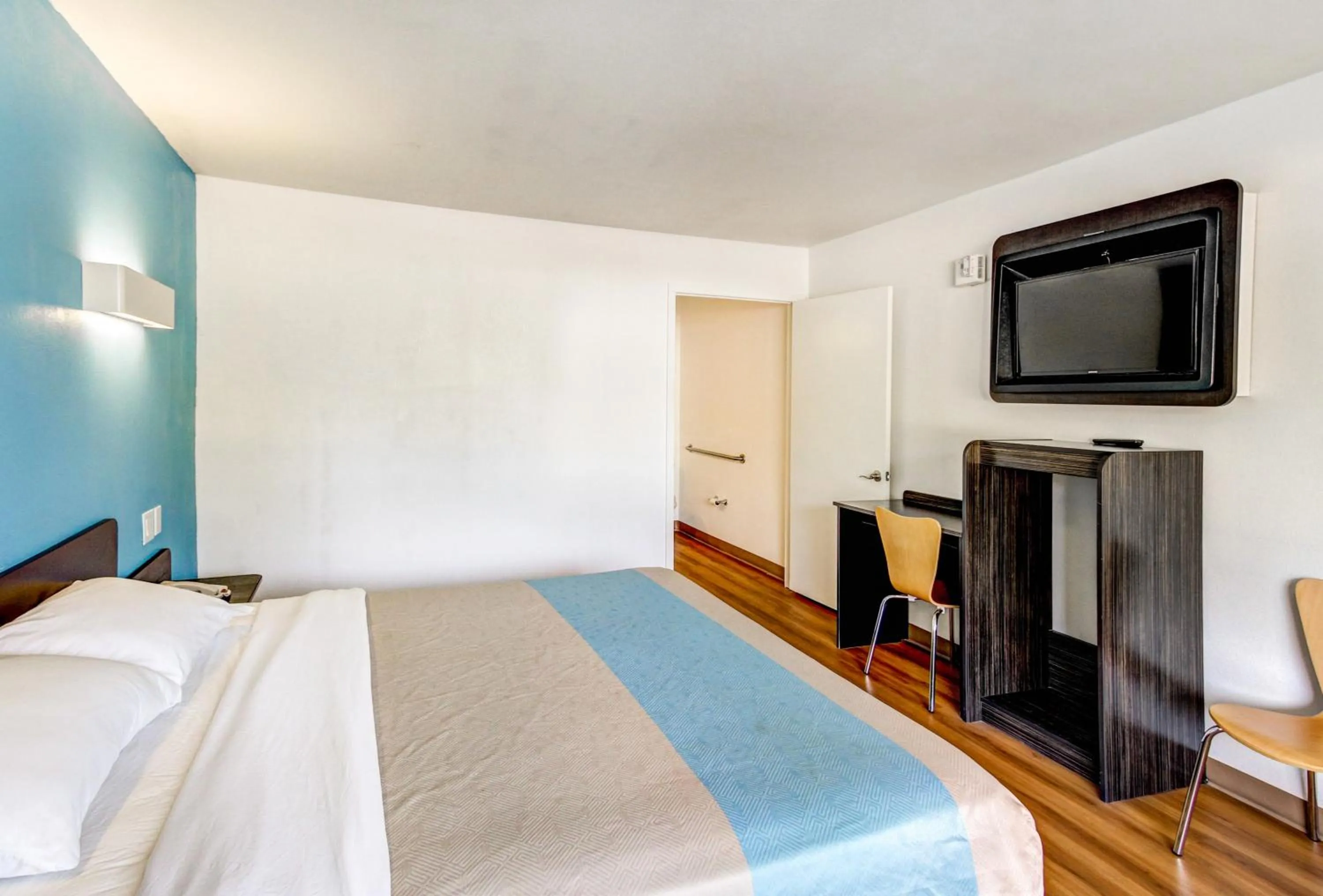 Photo of the whole room, Bed in Motel 6 Waco - Lacy Lakeview