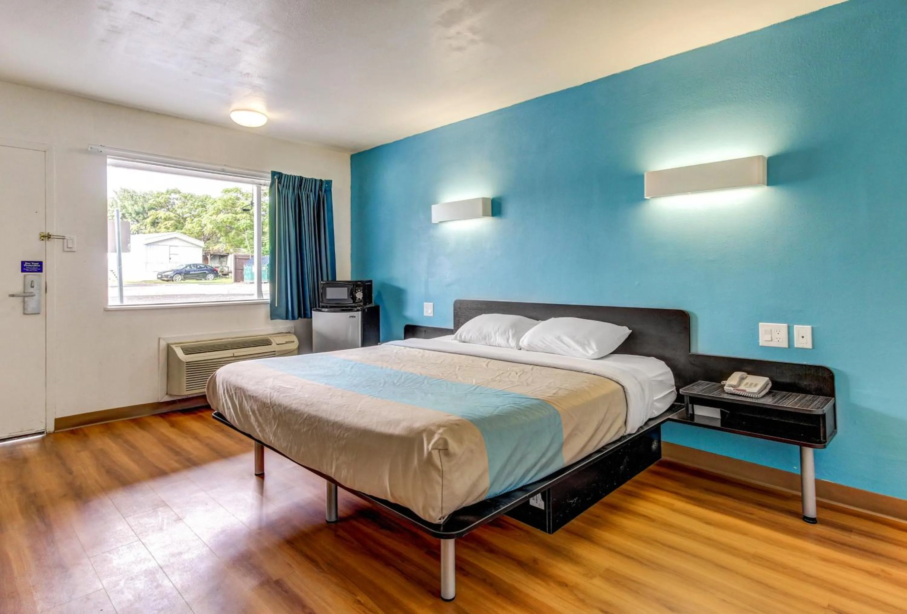 Photo of the whole room, Bed in Motel 6 Waco - Lacy Lakeview