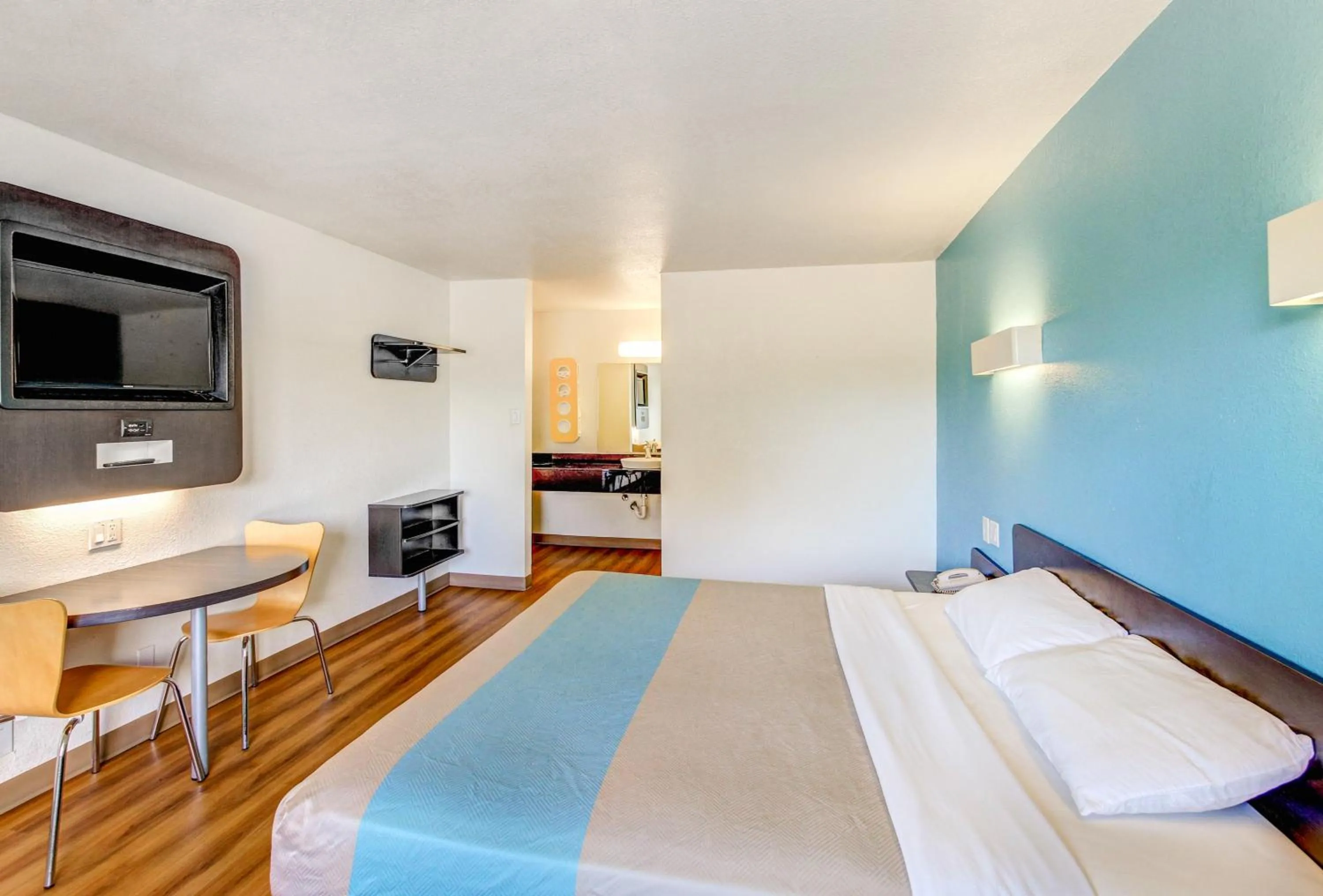 Photo of the whole room, Bed in Motel 6 Waco - Lacy Lakeview