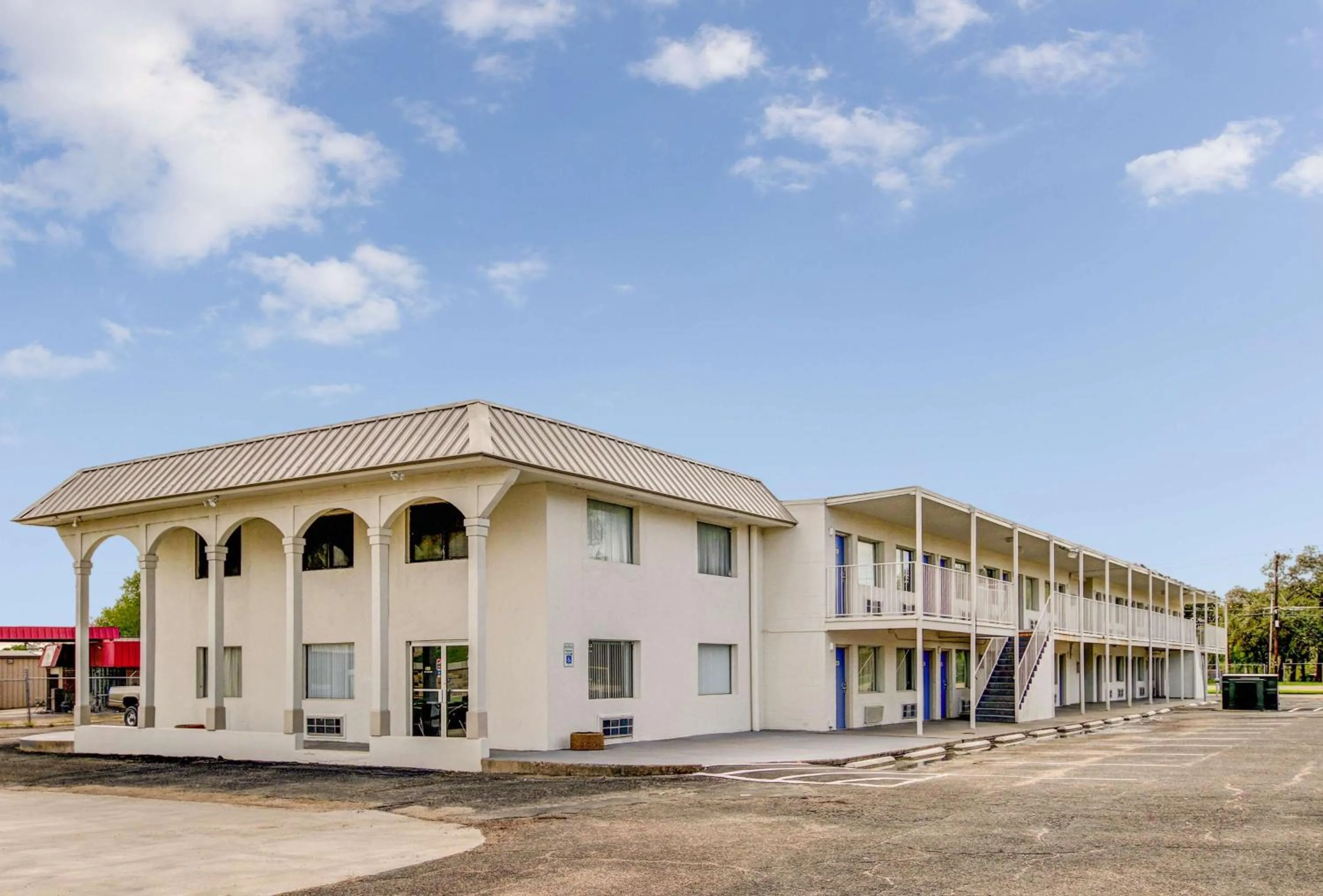 Property building in Motel 6 Waco - Lacy Lakeview