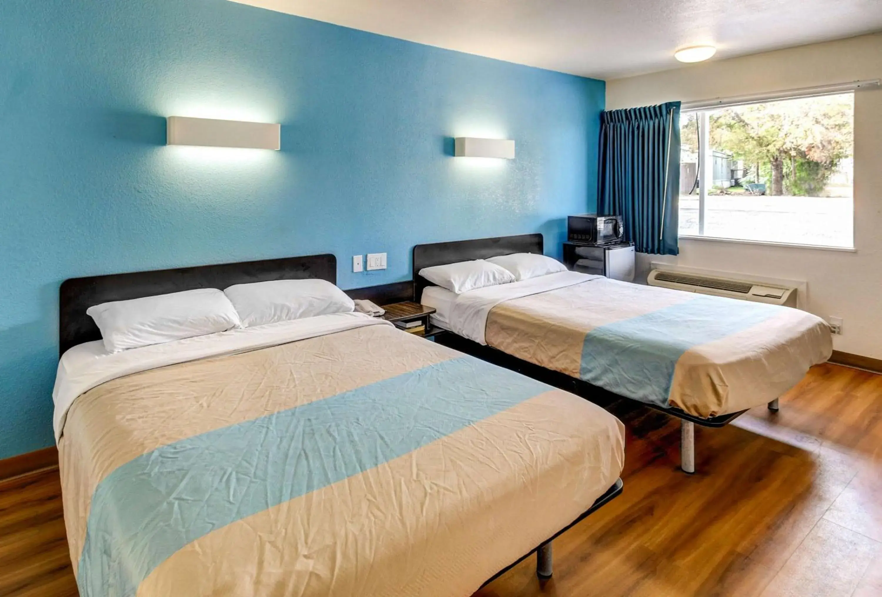 Queen Room with Two Queen Beds - Smoking in Motel 6 Waco - Lacy Lakeview Queen Room with Two Queen Beds - Smoking in Motel 6 Waco - Lacy Lakeview