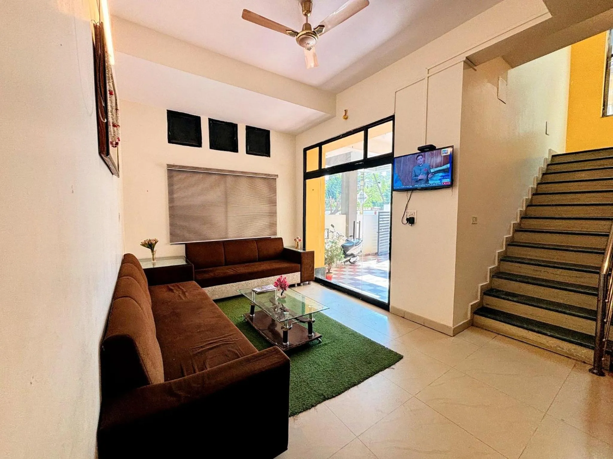 Seating area in Hotel Sunrise Inn