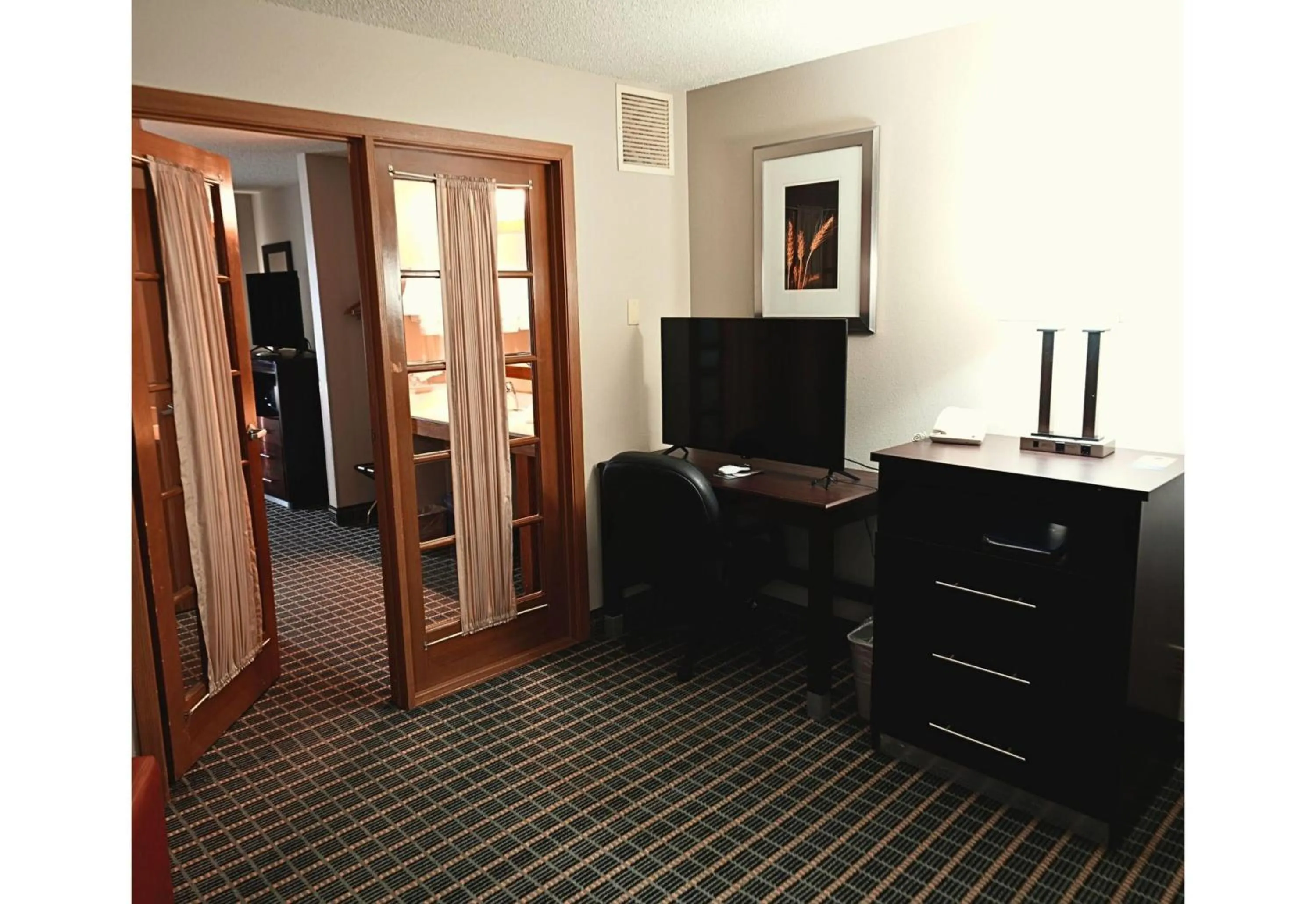 Photo of the whole room in Baymont by Wyndham Marshalltown