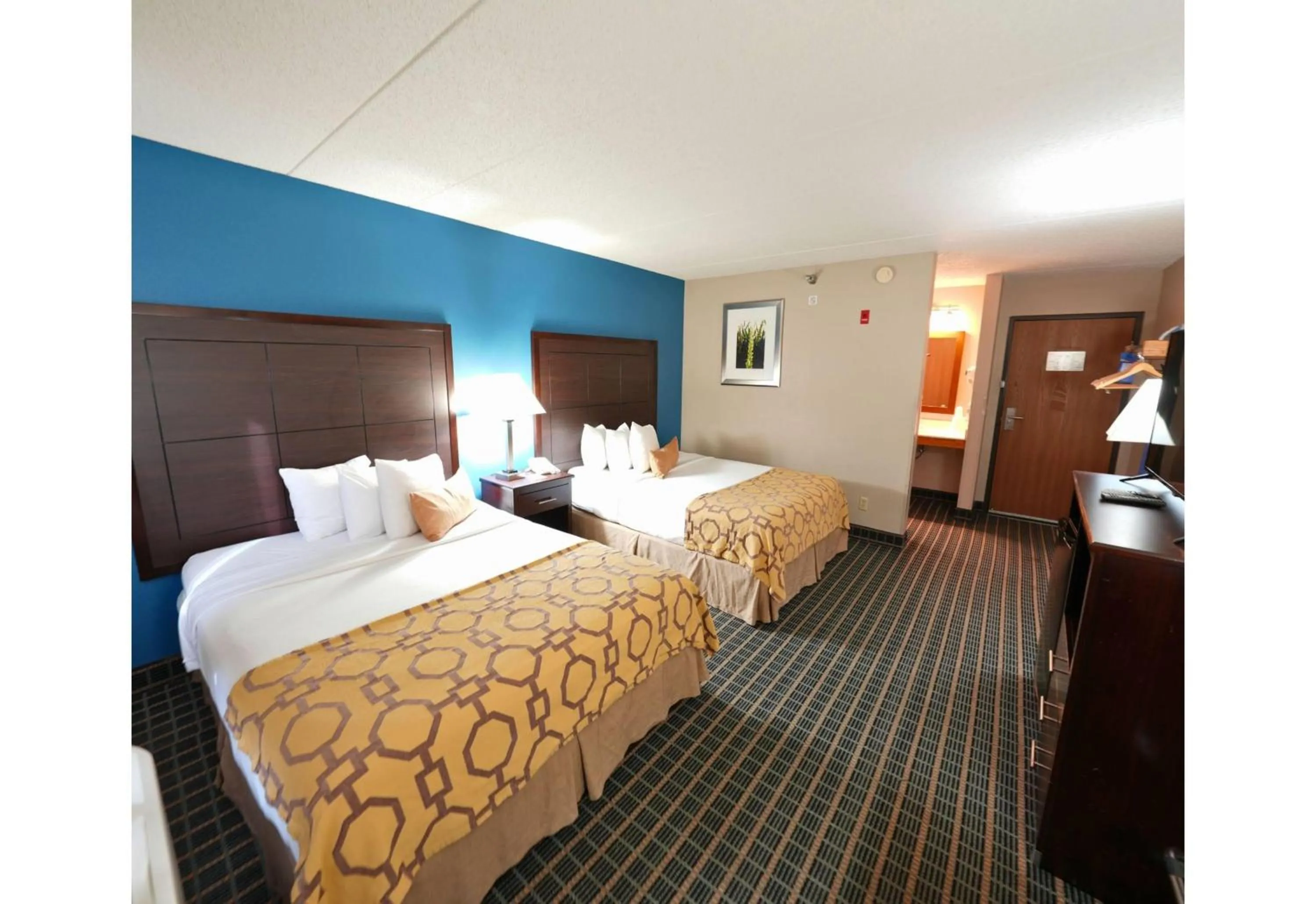 Photo of the whole room, Bed in Baymont by Wyndham Marshalltown