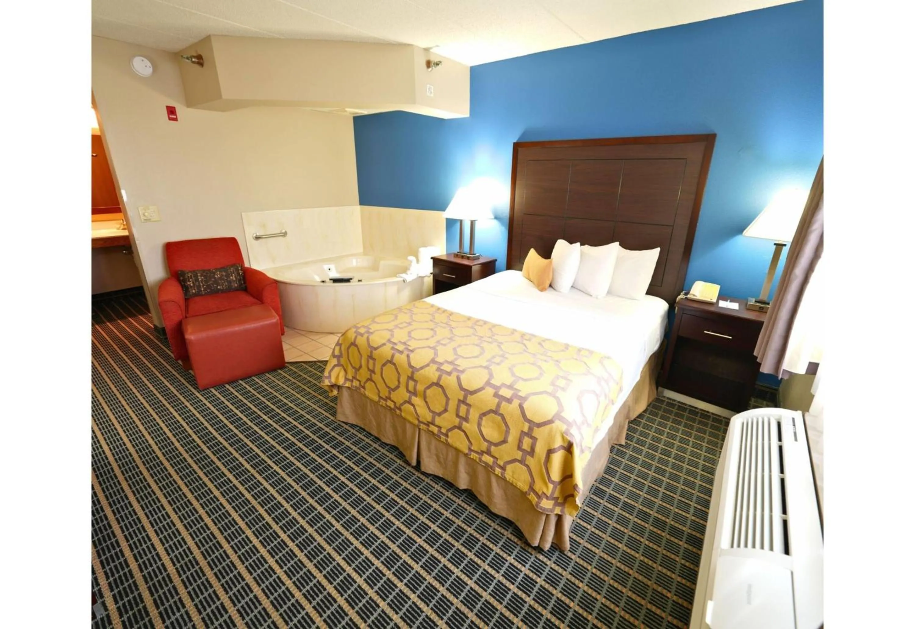 Photo of the whole room, Bed in Baymont by Wyndham Marshalltown