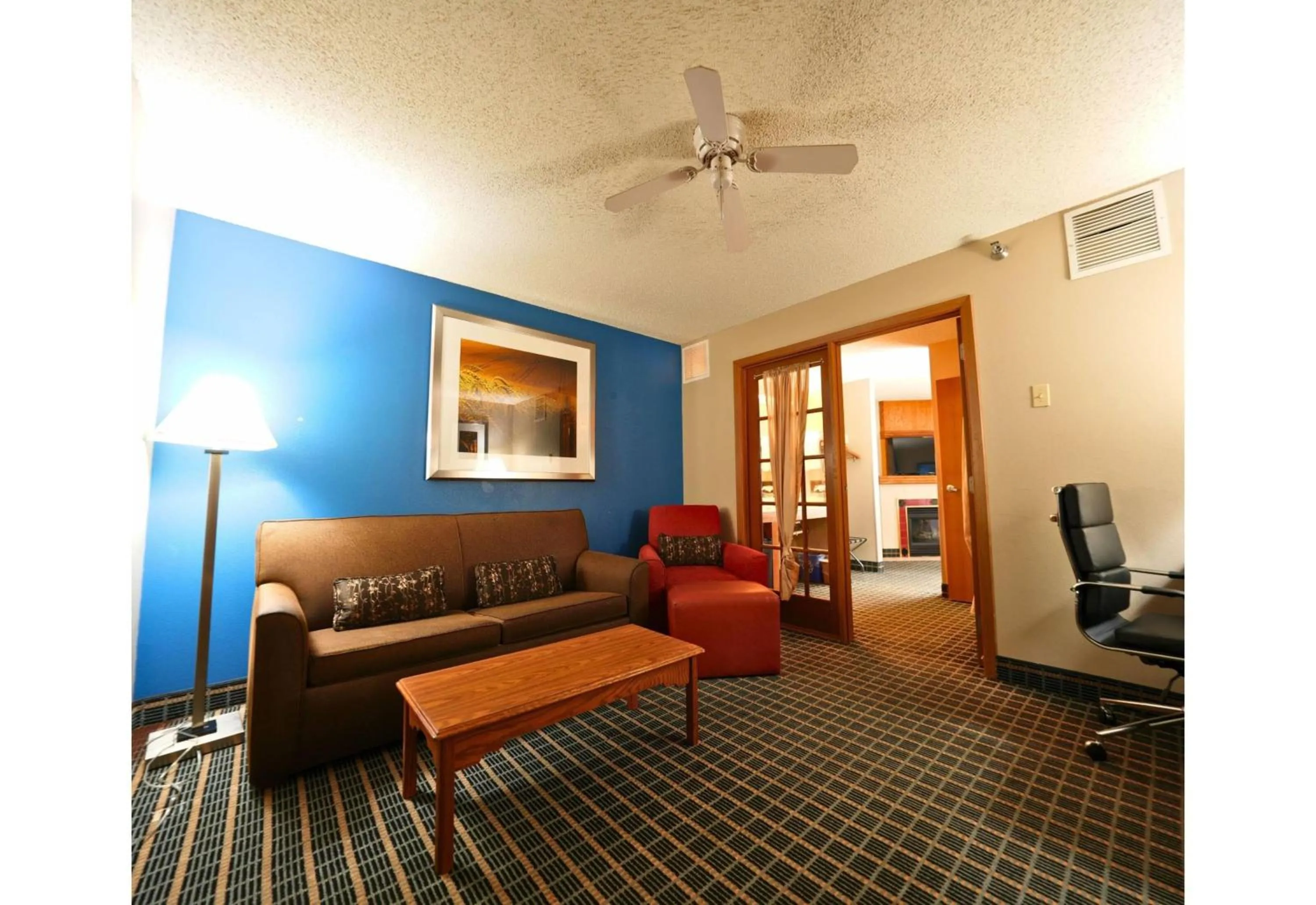 Photo of the whole room in Baymont by Wyndham Marshalltown