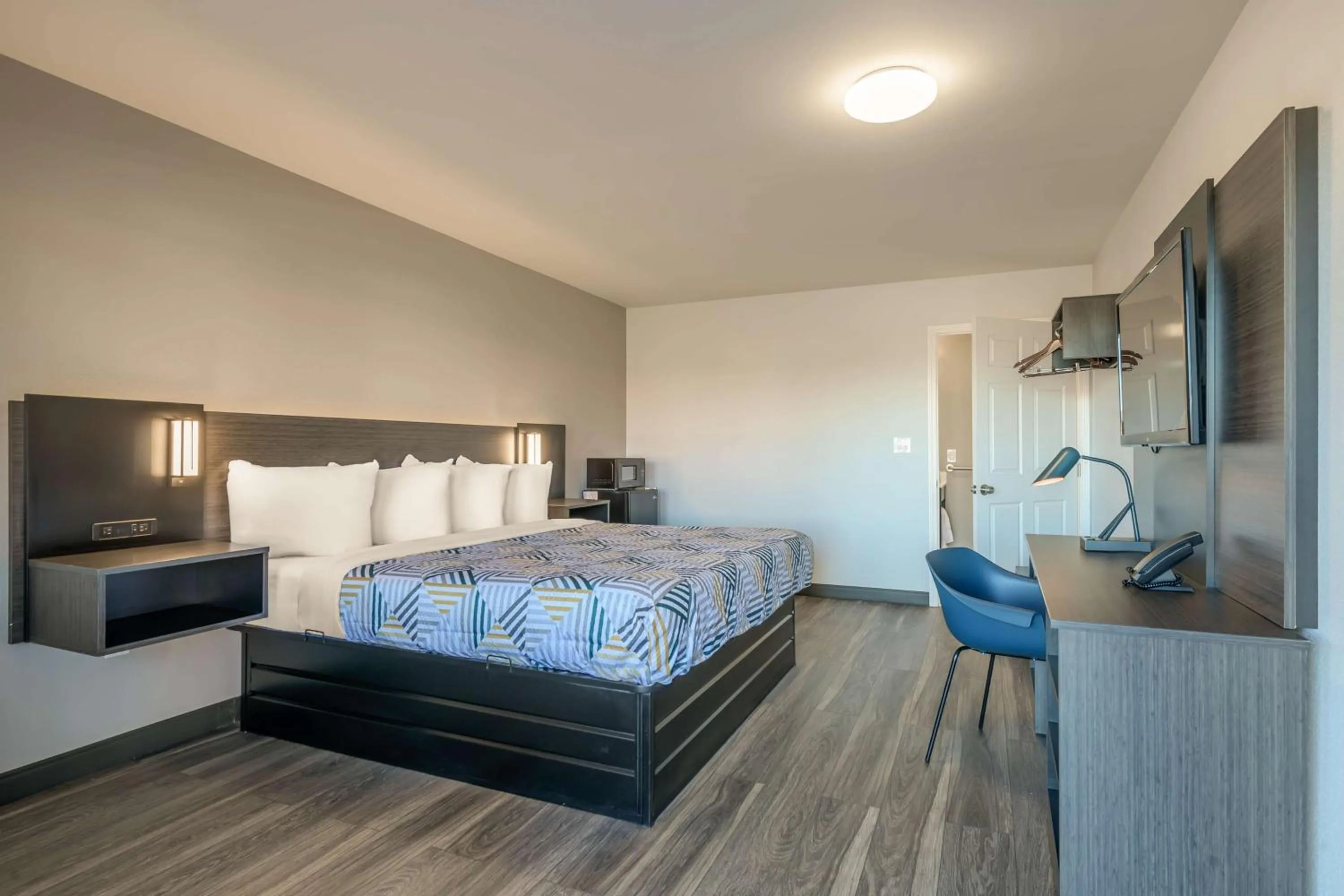 Bedroom, Bed in Motel 6-Commerce, GA