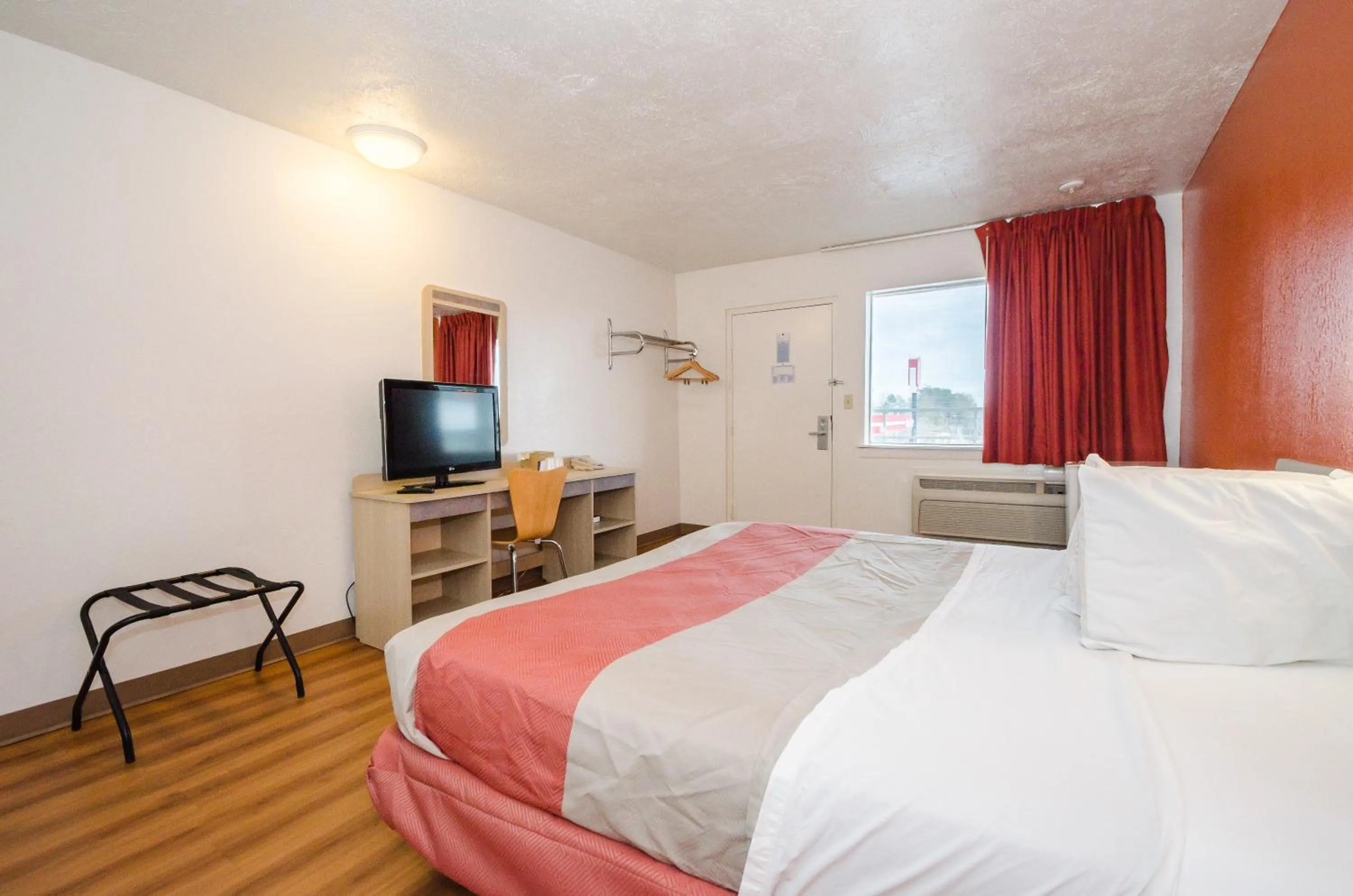 Bedroom, Bed in Motel 6-Commerce, GA