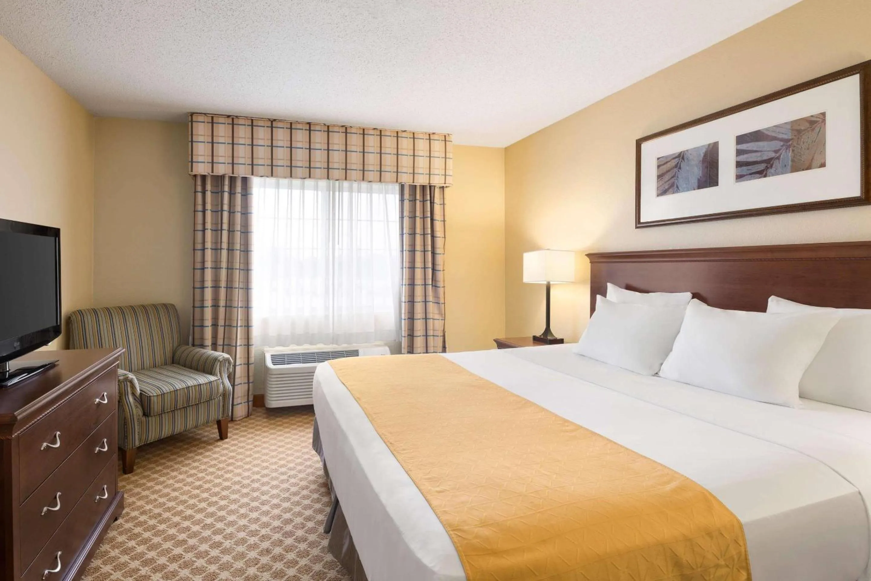 Bedroom in Country Inn & Suites by Radisson, Owatonna, MN