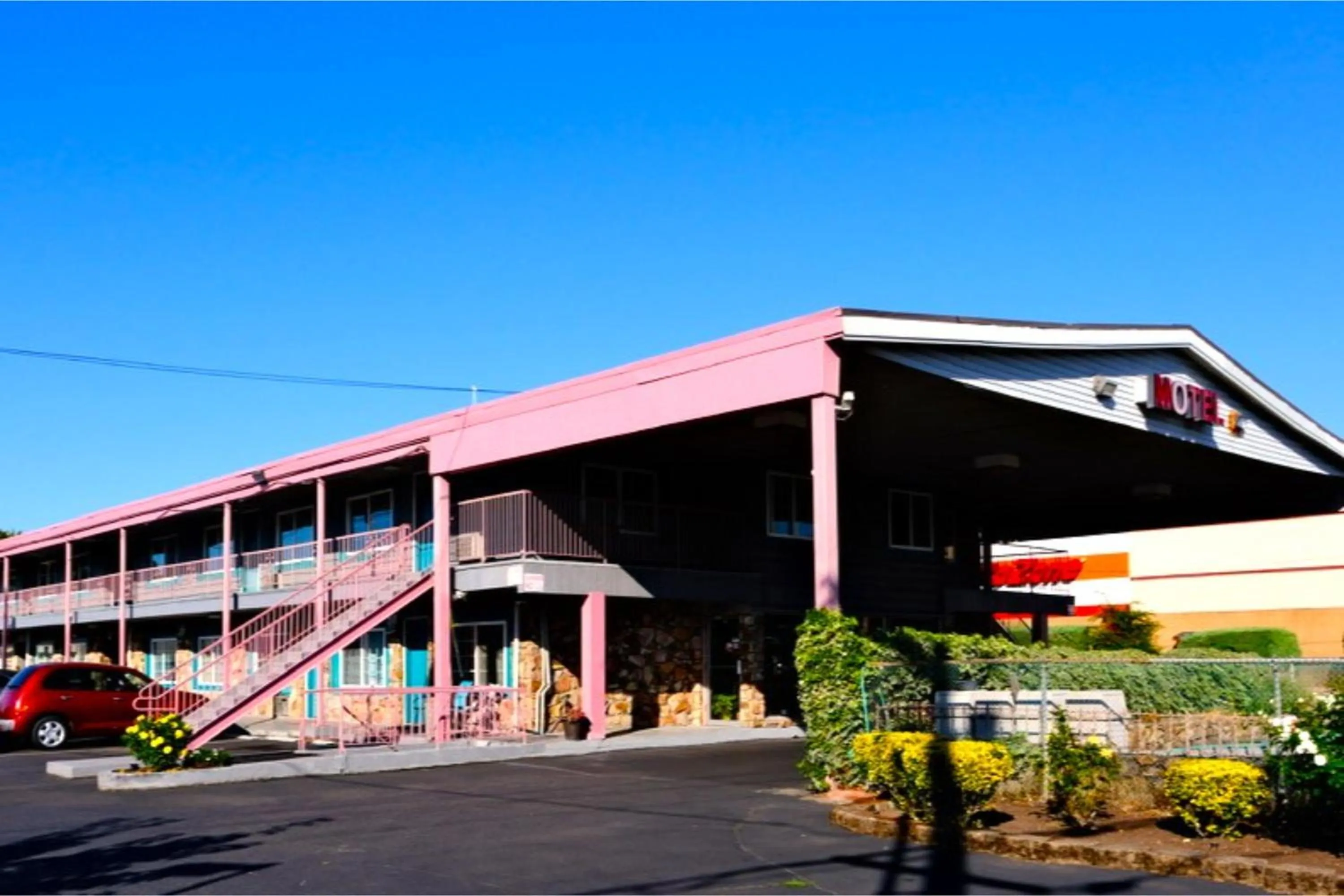 Facade/entrance in Beaverton Budget Inn by Capital O Portland