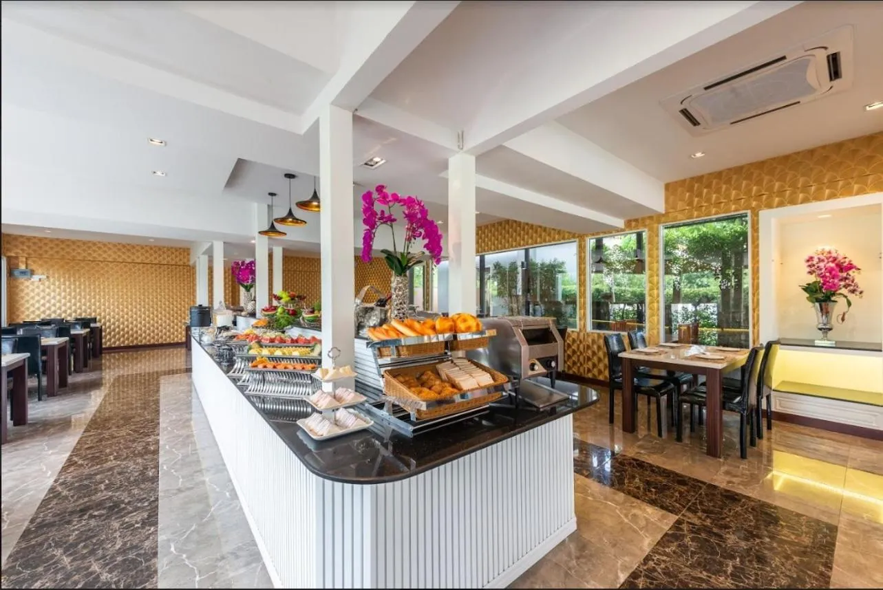 Restaurant/places to eat in Napheera Royal Tel