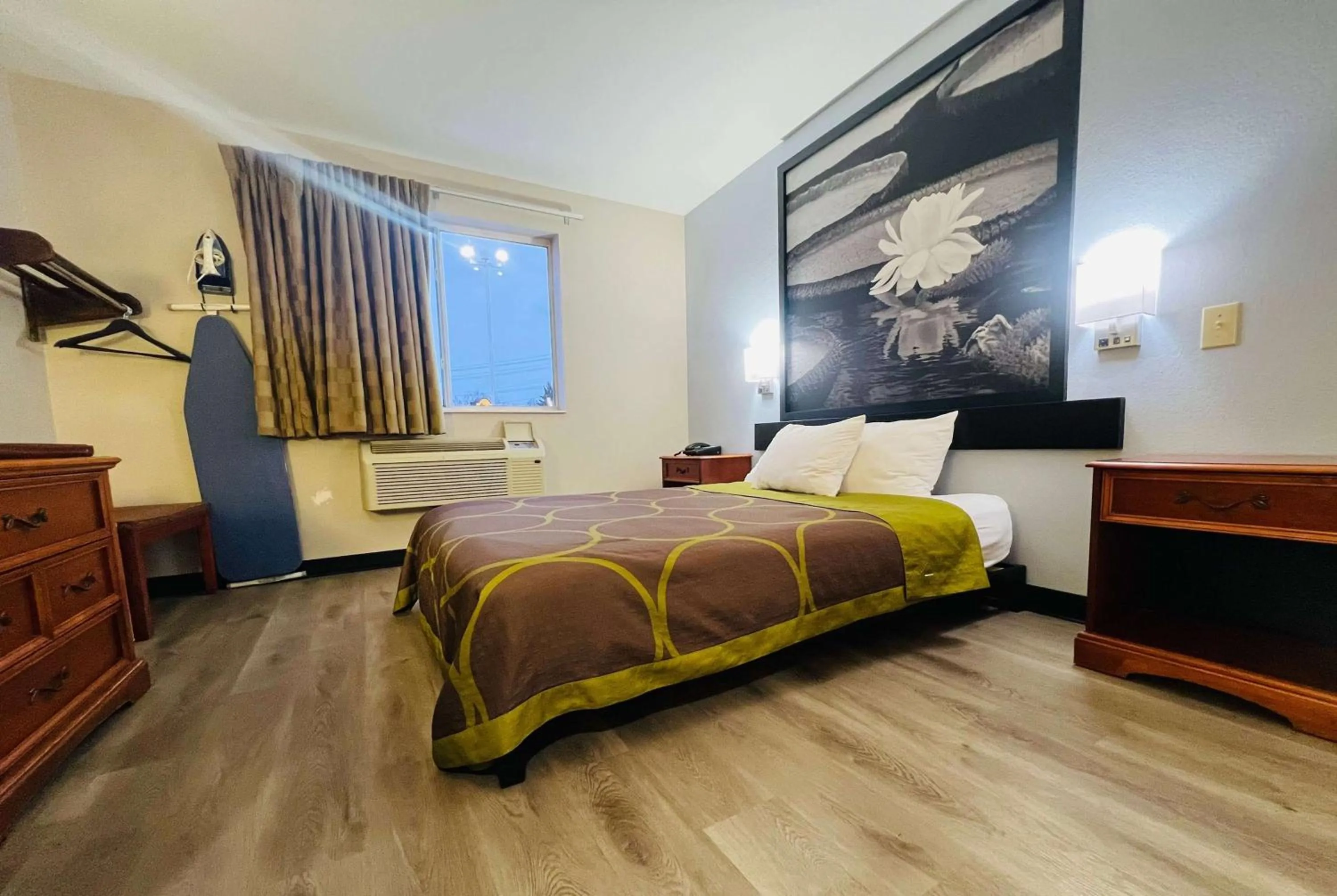 Photo of the whole room, Bed in Super 8 by Wyndham Pittsburgh/Monroeville