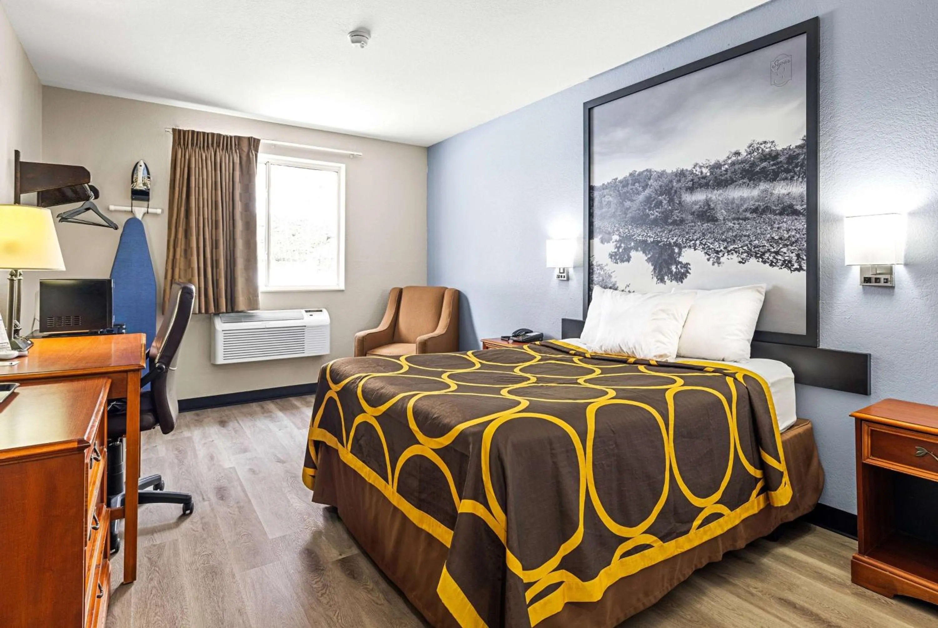 Photo of the whole room, Bed in Super 8 by Wyndham Pittsburgh/Monroeville