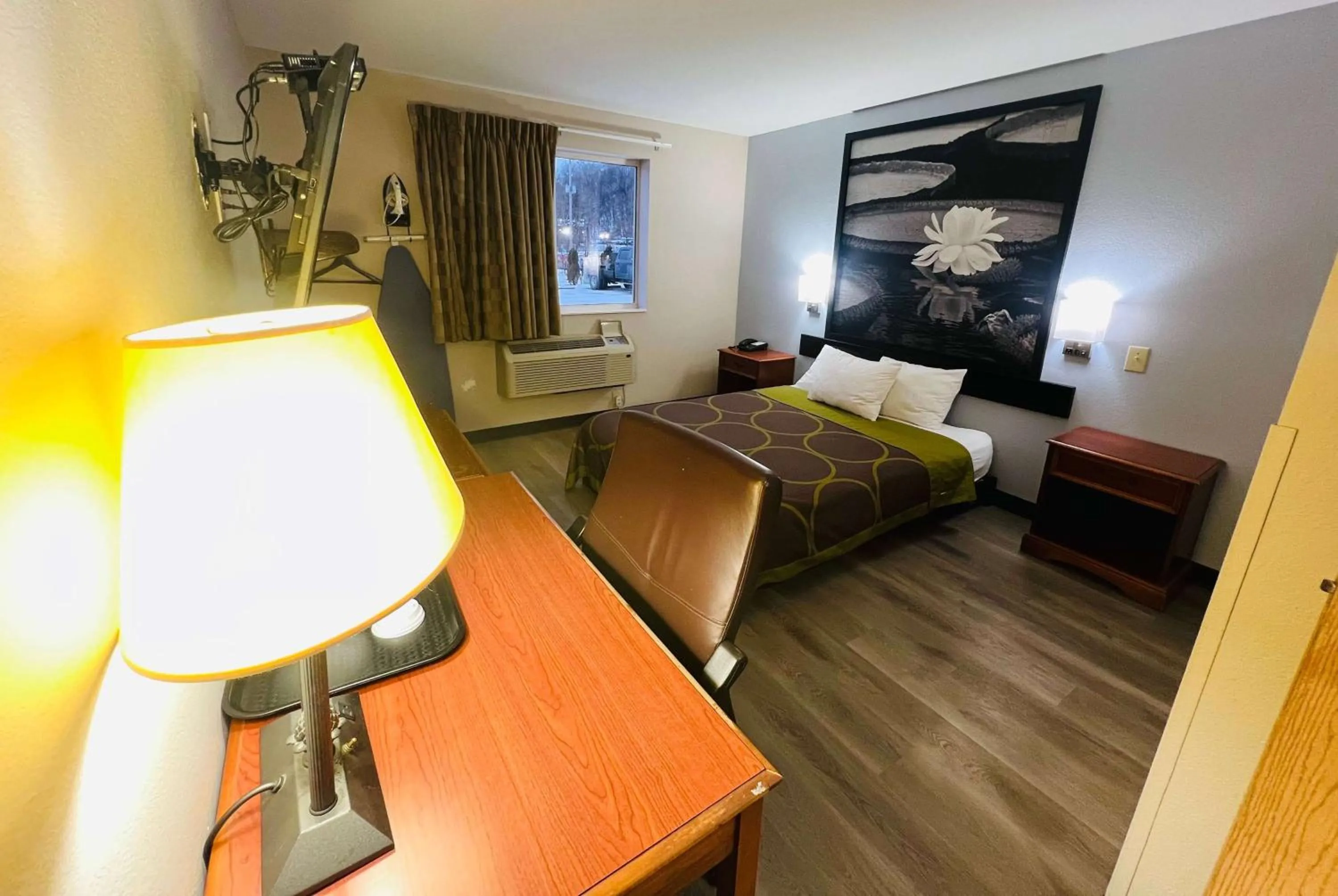 Photo of the whole room, Bed in Super 8 by Wyndham Pittsburgh/Monroeville