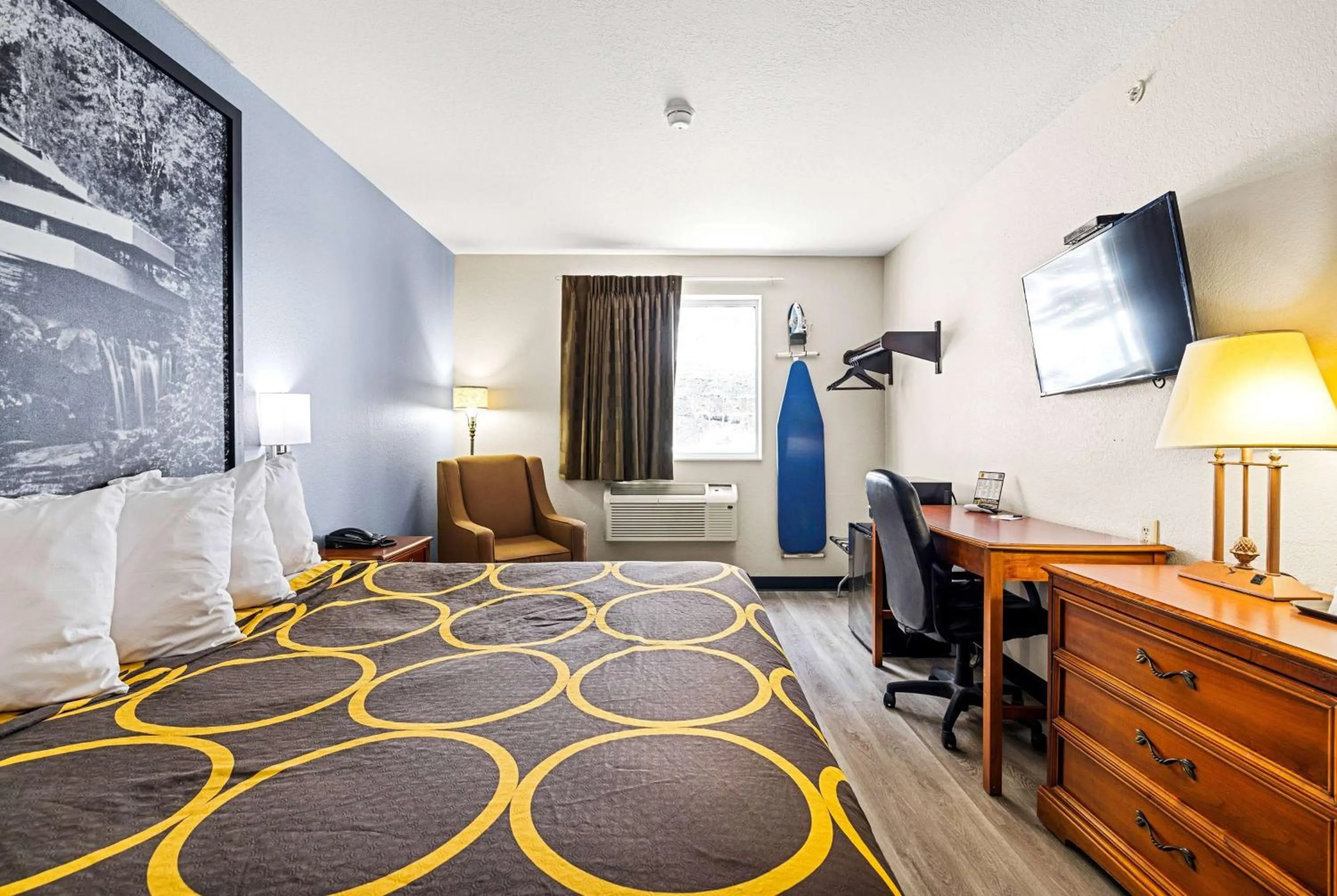 Photo of the whole room, Bed in Super 8 by Wyndham Pittsburgh/Monroeville