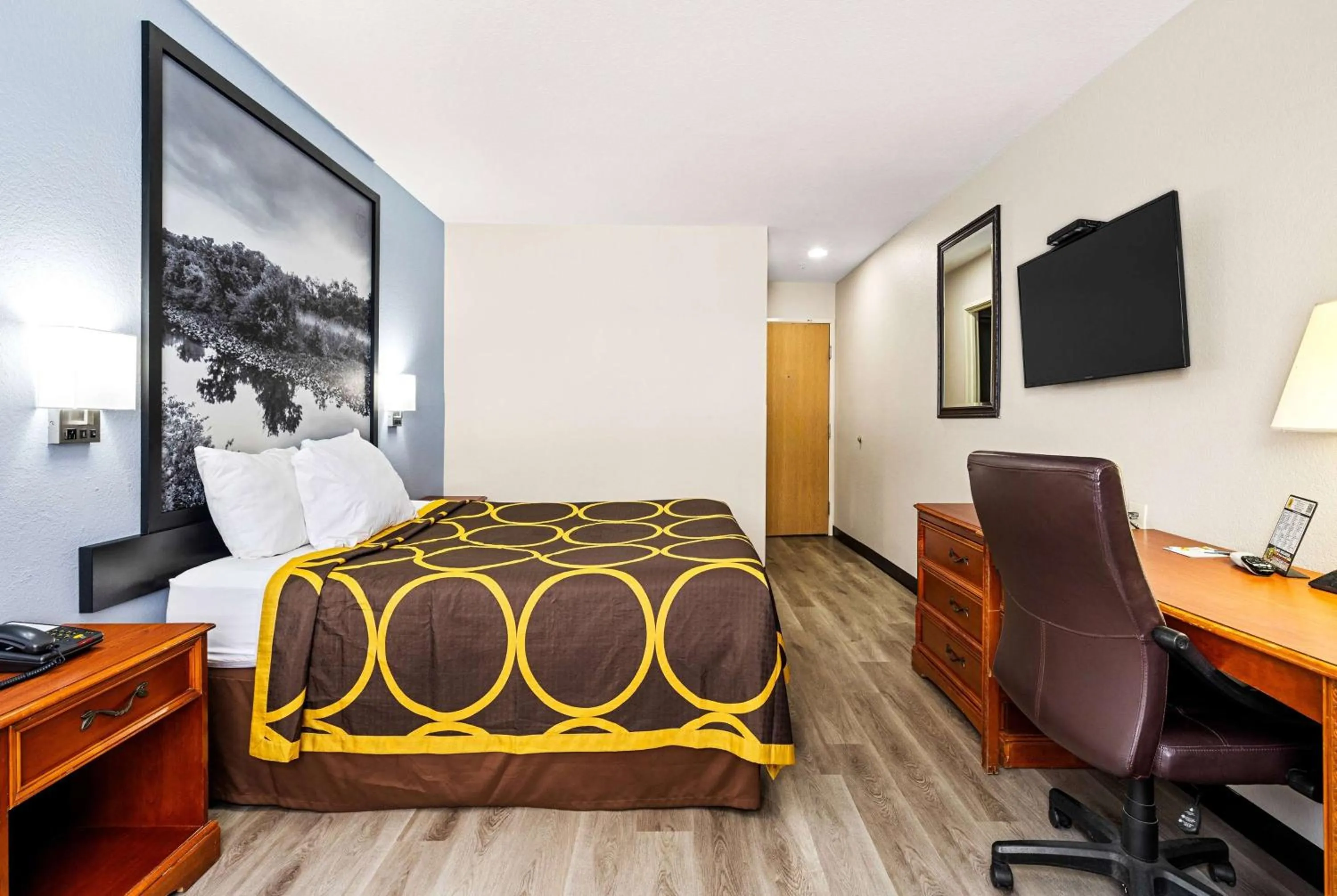 Photo of the whole room, Bed in Super 8 by Wyndham Pittsburgh/Monroeville