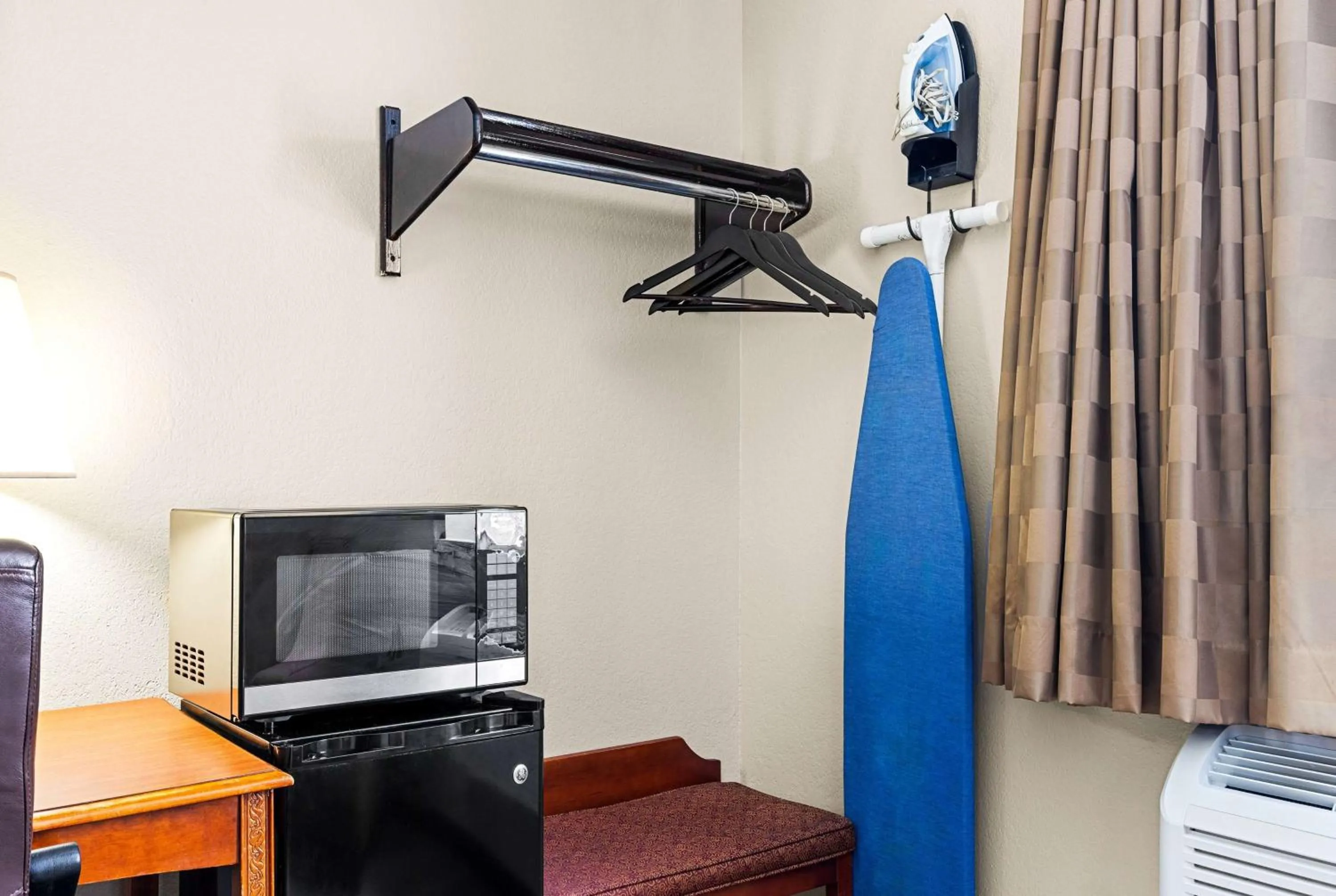 Photo of the whole room in Super 8 by Wyndham Pittsburgh/Monroeville