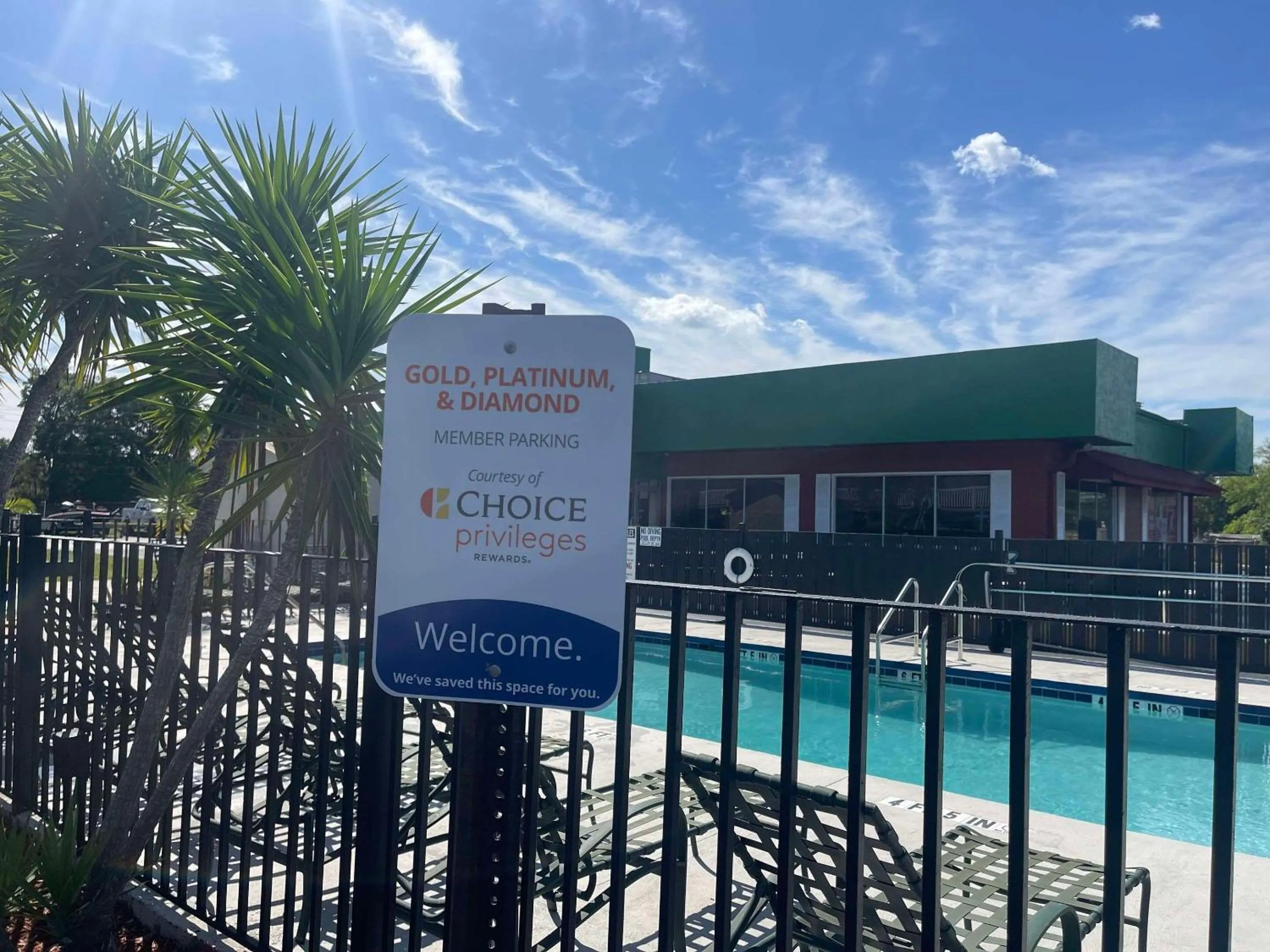 Swimming pool in Rodeway Inn