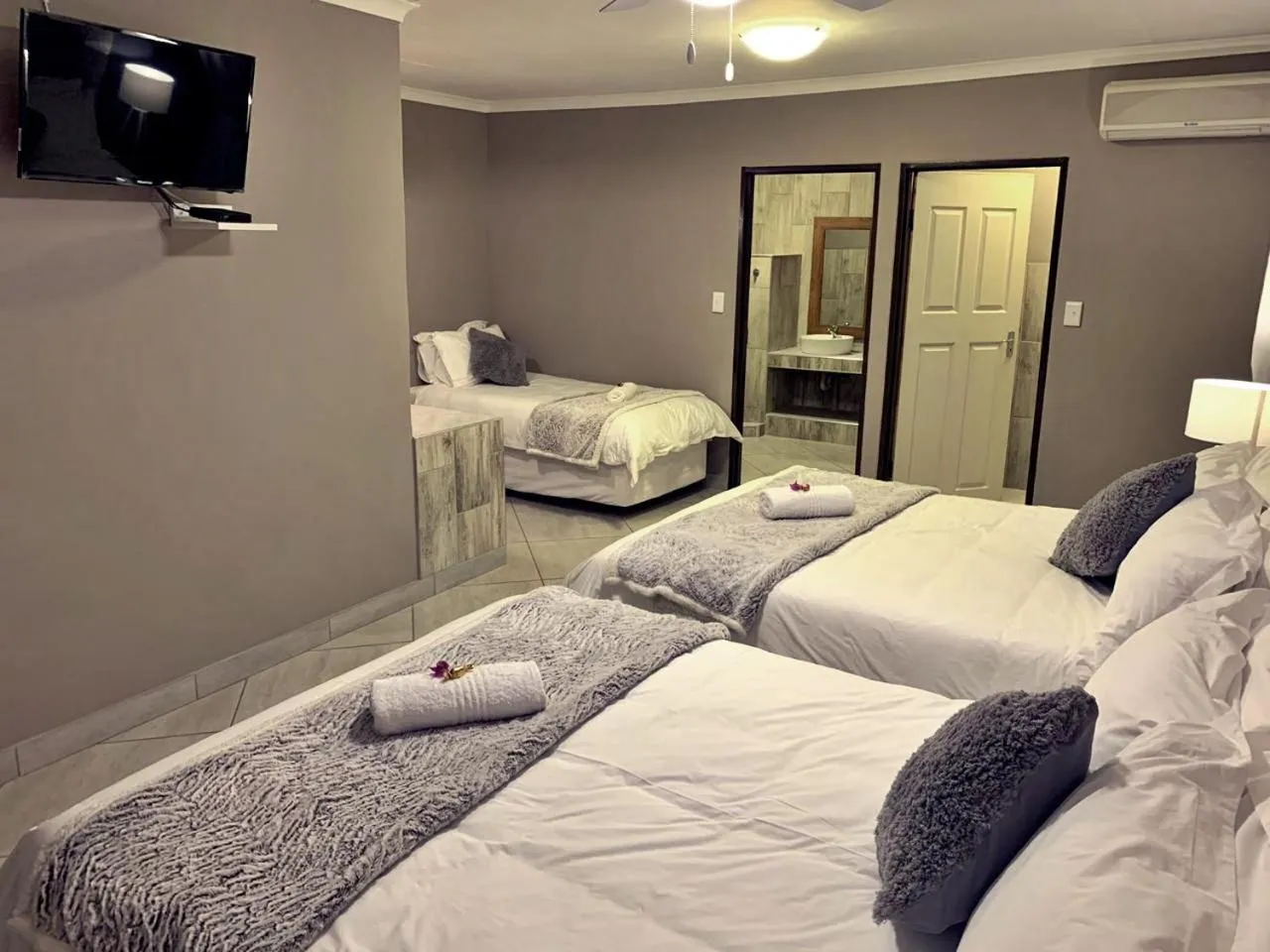 Bed in The Wilds Guest House